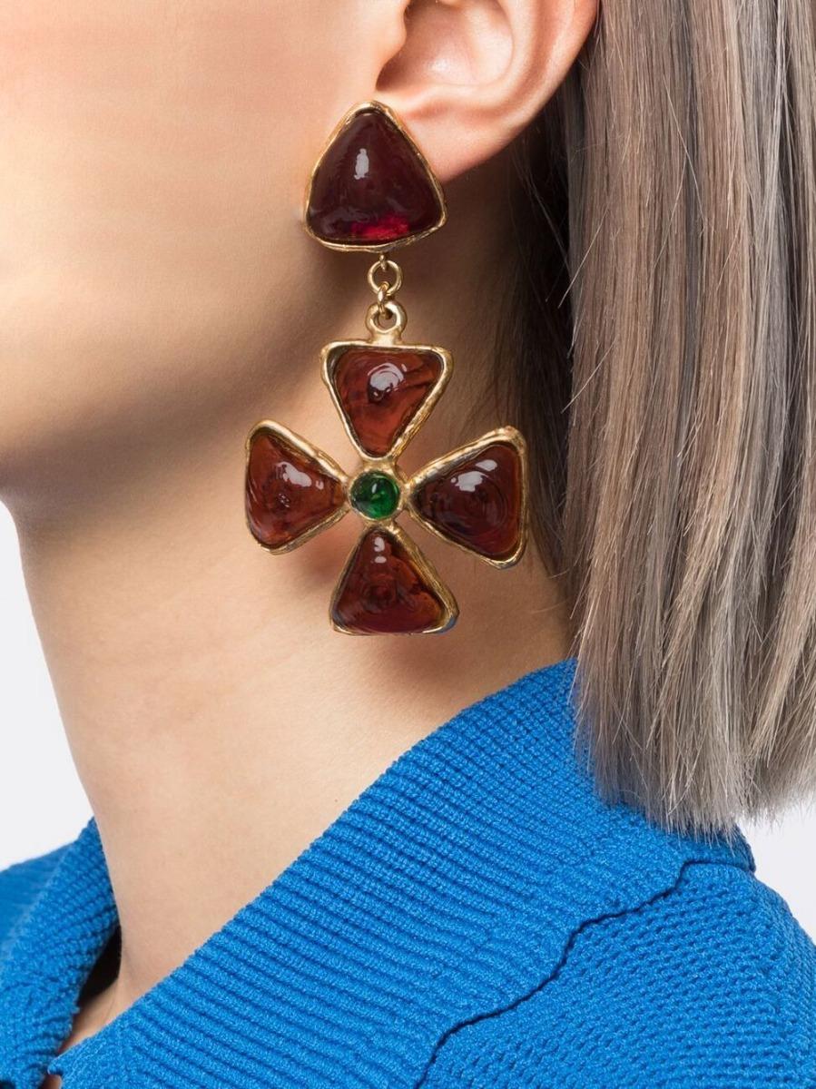 In collaboration with Gripoix, these rare collectable clip-on earrings boast green and red tones, in a flower-shaped pendant. Flowers were one of the main themes of the couple's early creations in addition to berries and Indian Mogul styles. Crafted