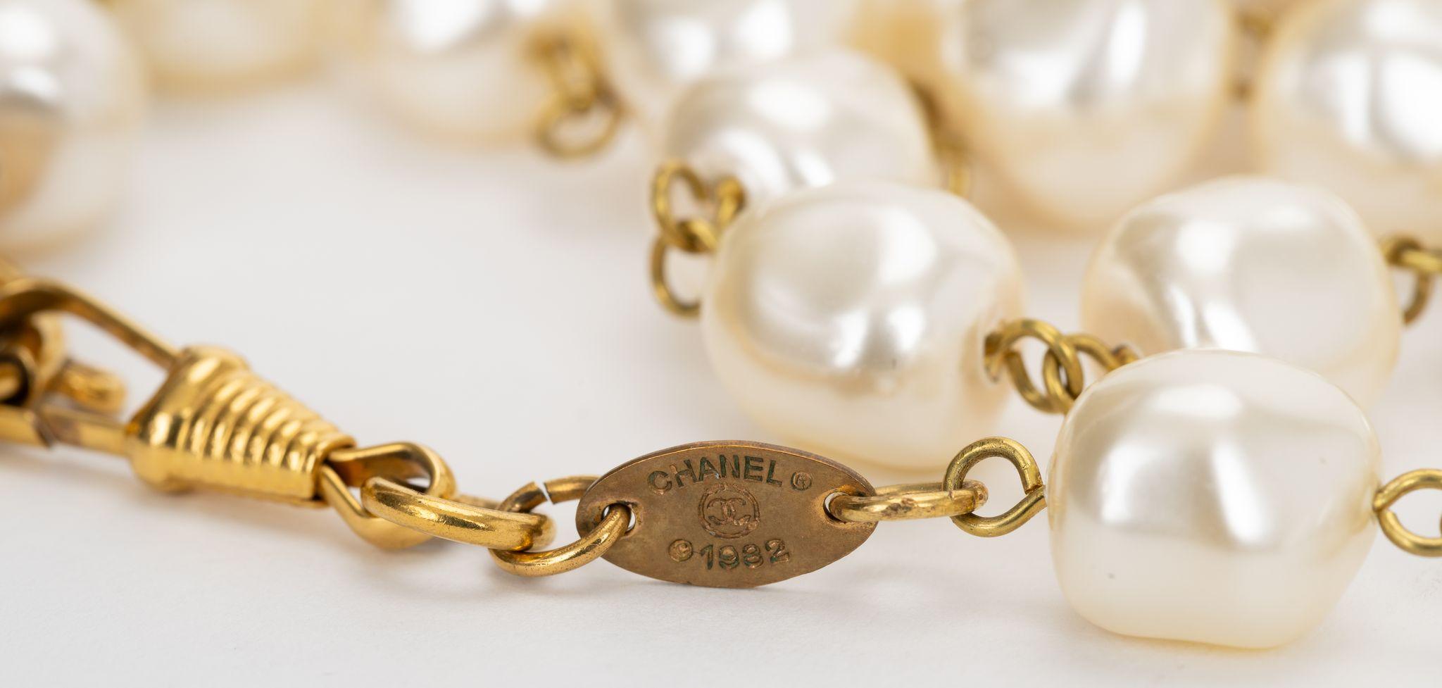 Chanel Flower Pendant Pearl Necklace In Excellent Condition For Sale In West Hollywood, CA