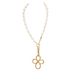 Collana di perle con ciondolo a forma di fiore di Chanel