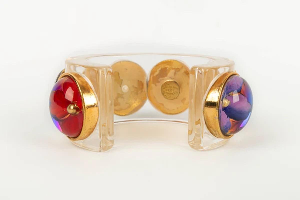 Chanel „Flowers“-Armband aus Bakelit, Glaspastell und vergoldetem Metall im Zustand „Hervorragend“ im Angebot in SAINT-OUEN-SUR-SEINE, FR