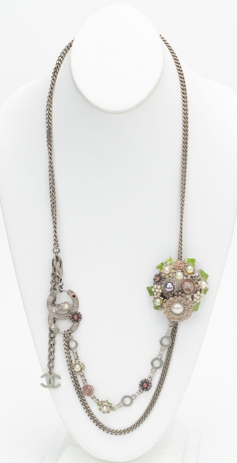 Chanel, in ottime condizioni, collana/cintura lunga in argento sterling con dettaglio di bouquet di fiori smaltati. Collezione primavera 2005. Viene fornito con una custodia in velluto.
