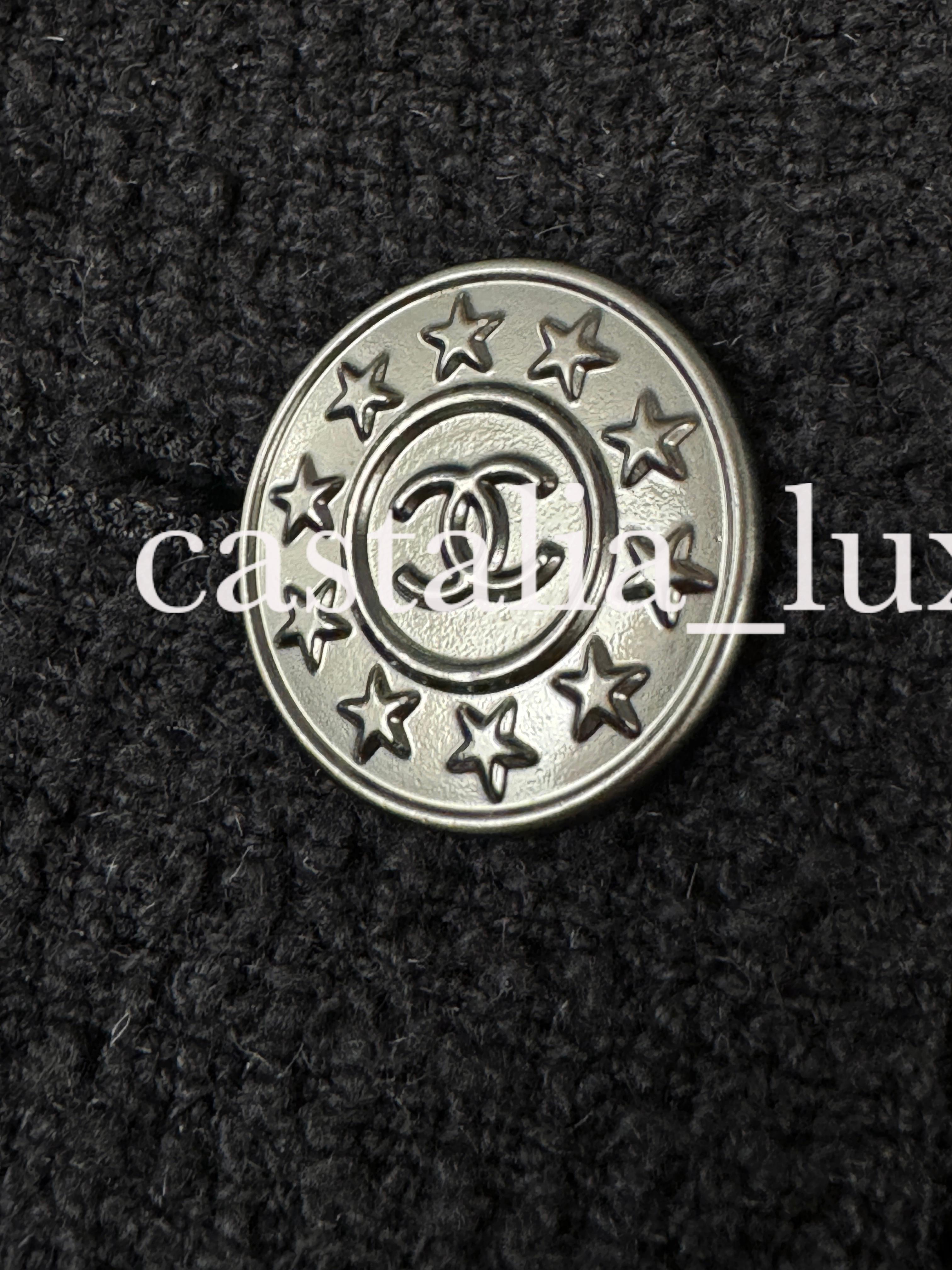 Chanel - Veste en tweed noir Timeless en vente 6