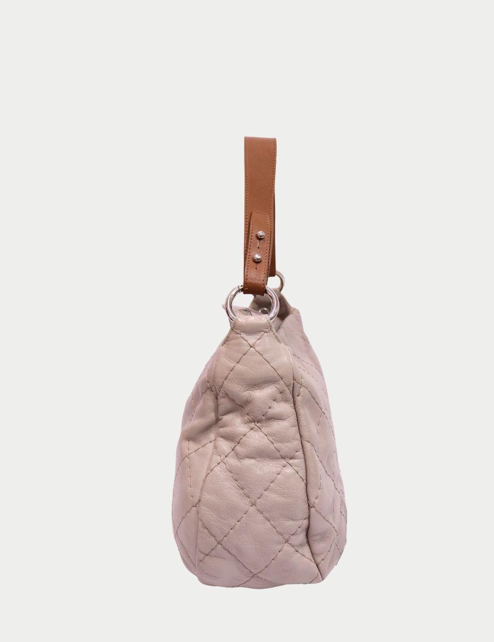 Borsa a tracolla Chanel Quilted Hobo - Pelle di agnello beige con logo CC


Classica, chic e senza sforzo parigino, la borsa Chanel Quilted Hobo in pelle di agnello beige è l'epitome del lusso rilassato. Realizzata in morbida pelle con l'iconica