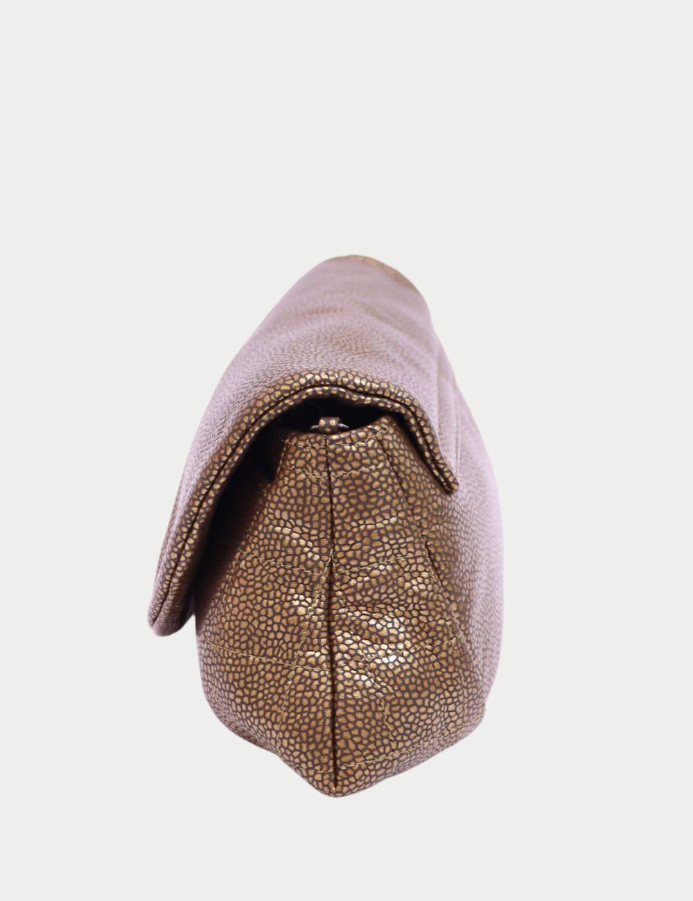 Petit sac à main demi-lune de Chanel en cuir caviar bronze

Ajoutez un glamour intemporel à votre collection avec ce superbe petit sac croisé Chanel Half-Moon en luxueux cuir caviar bronze. Confectionnée en cuir marbré au fini subtilement brillant,
