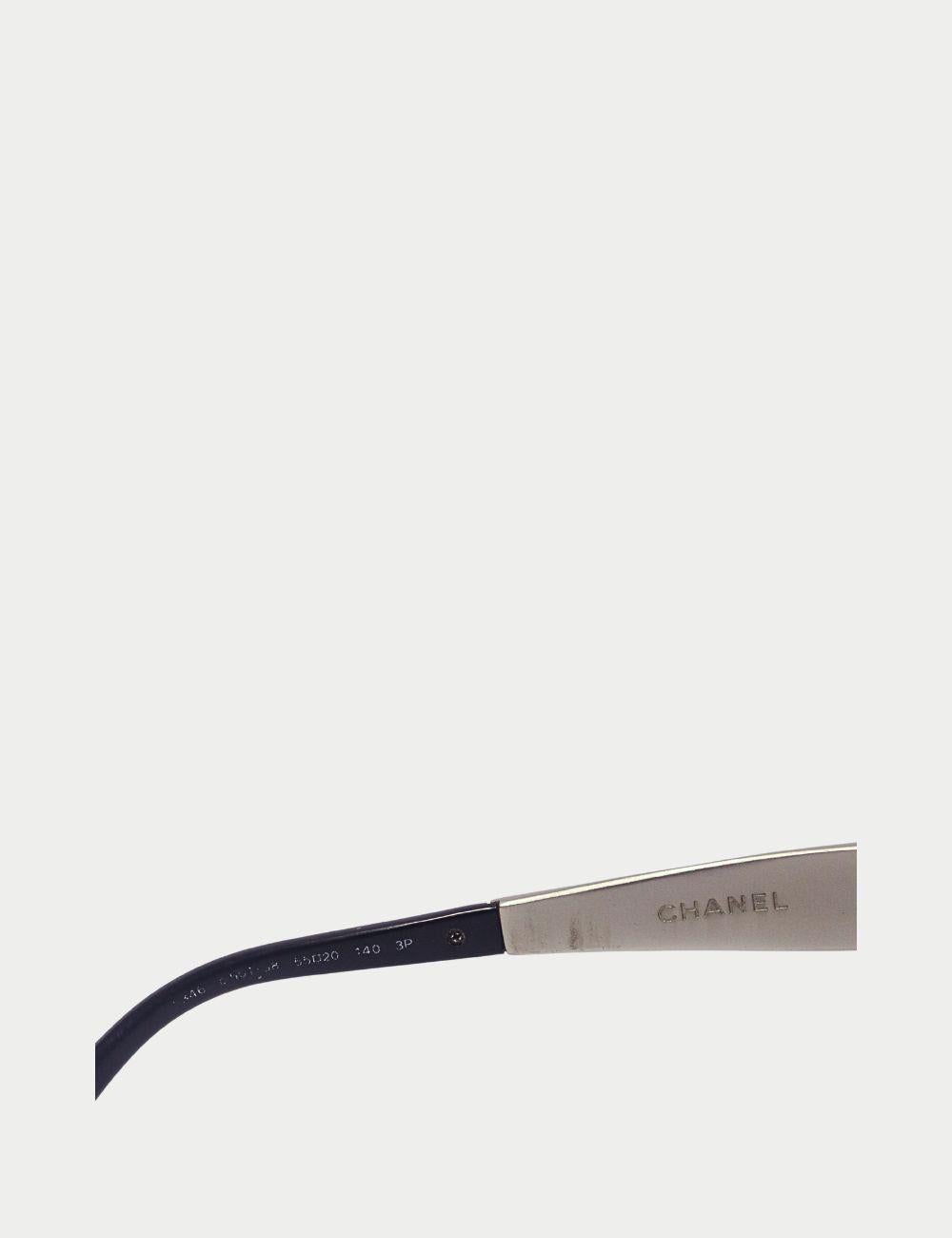 Aggiungi un tocco di glamour senza tempo alla tua collezione di accessori con questi occhiali da sole oversize Chanel. Con la loro montatura nera e le aste dorate, rappresentano l'inconfondibile mix di raffinatezza e lusso moderno di Chanel.

Le
