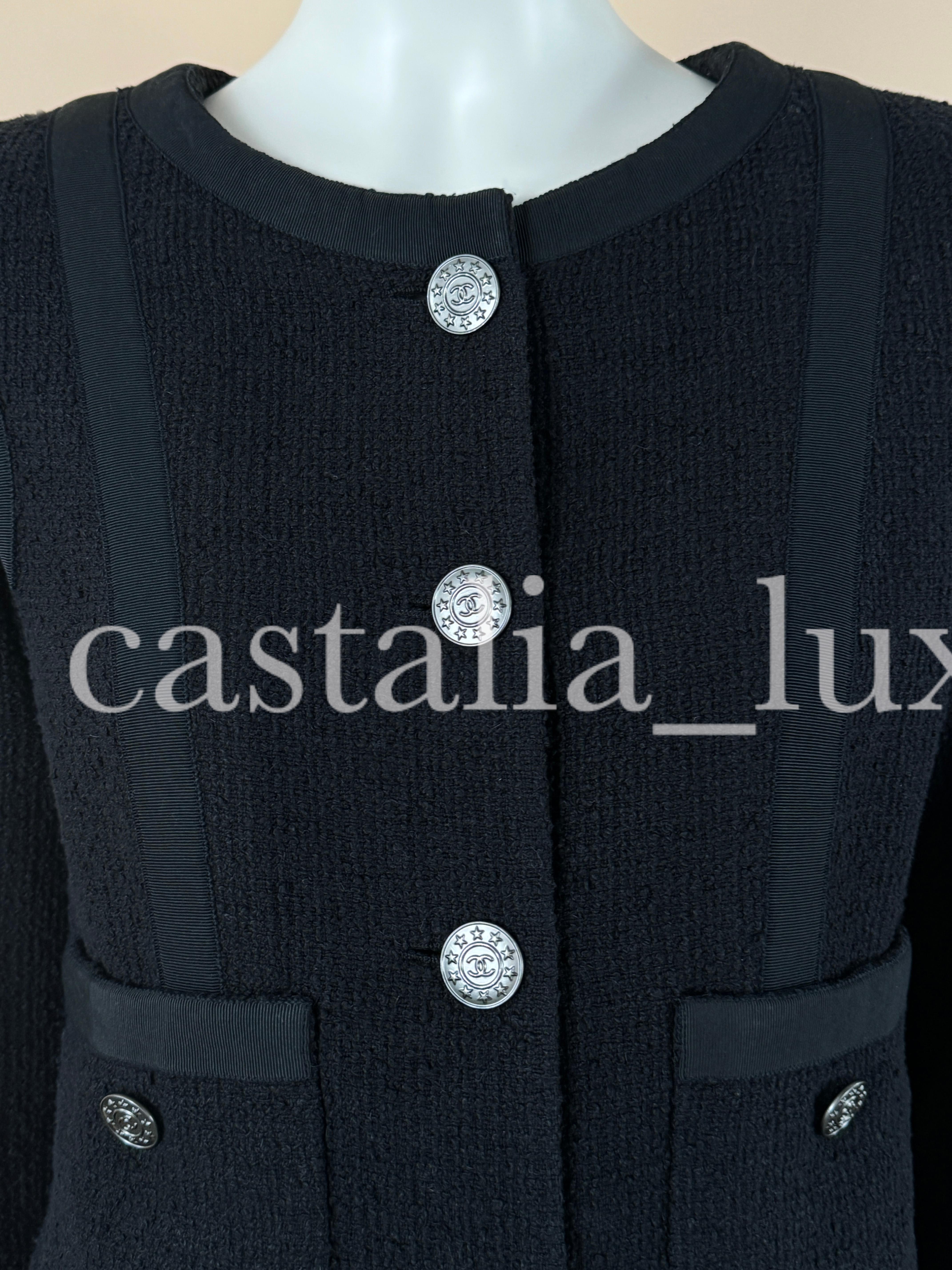 Veste intemporelle en tweed noir de Chanel avec boutons du logo CC.
- doublure en soie, maillons de chaîne à l'ourlet
Taille 50 FR. L'état est pritsine.