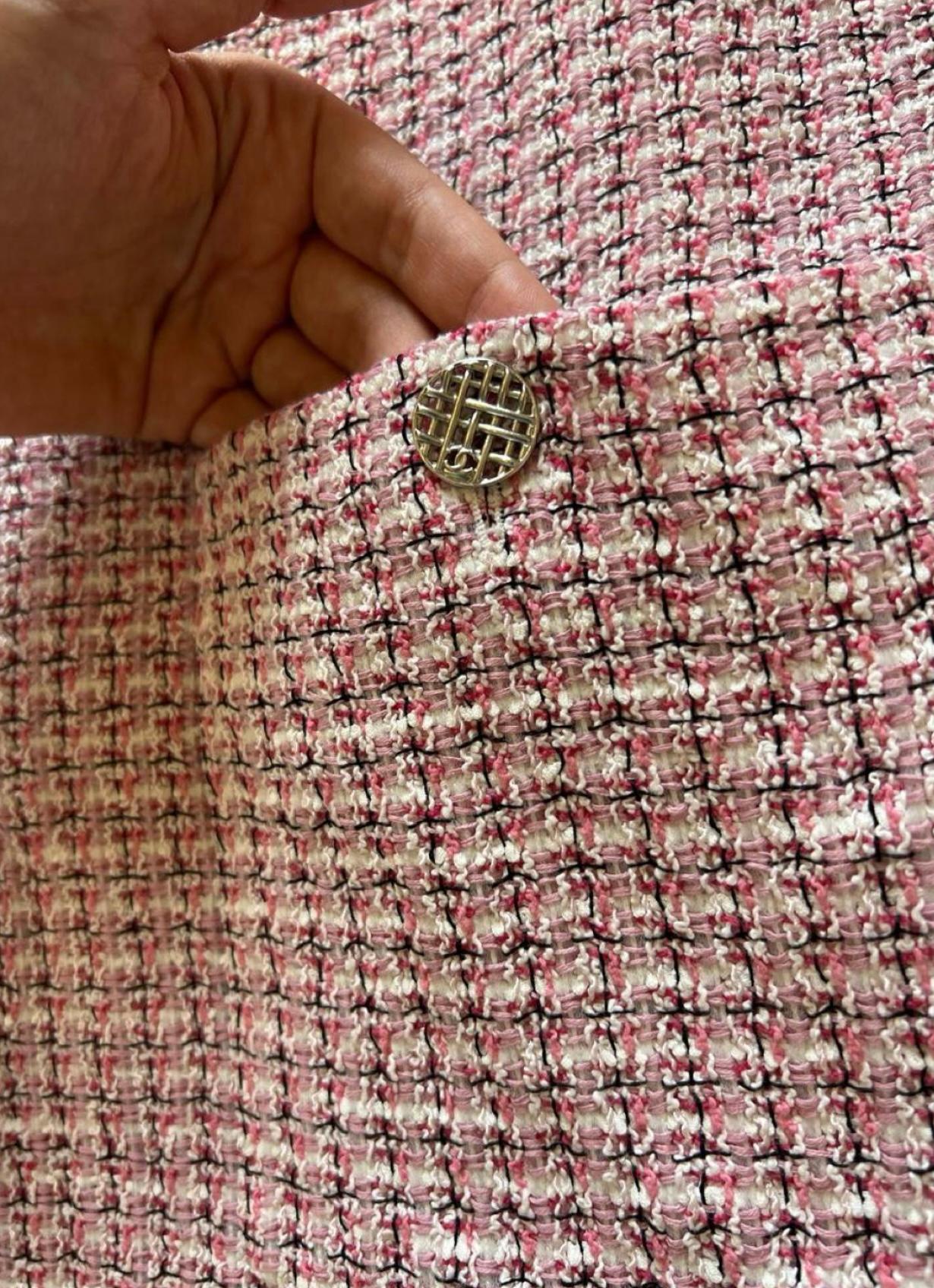 Fliederfarbener Chanel Tweedanzug mit CC-Logo-Knöpfen an den Taschen.
Tonales Seidenfutter, Größe 46 FR. Ausgezeichneter Zustand.