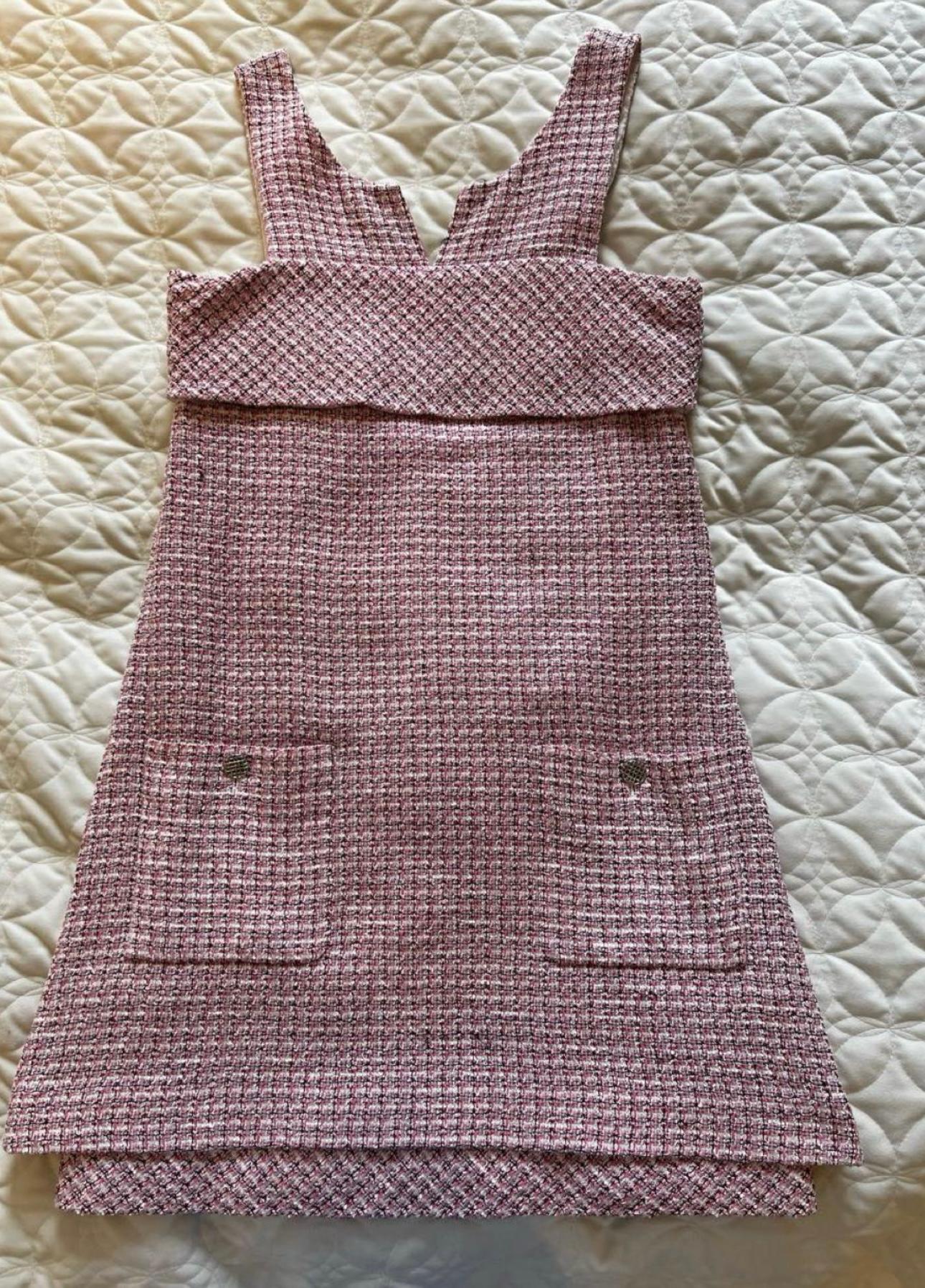 Chanel CC Buttons Lavender Tweed Dress In Excellent Condition For Sale In Dubai, AE