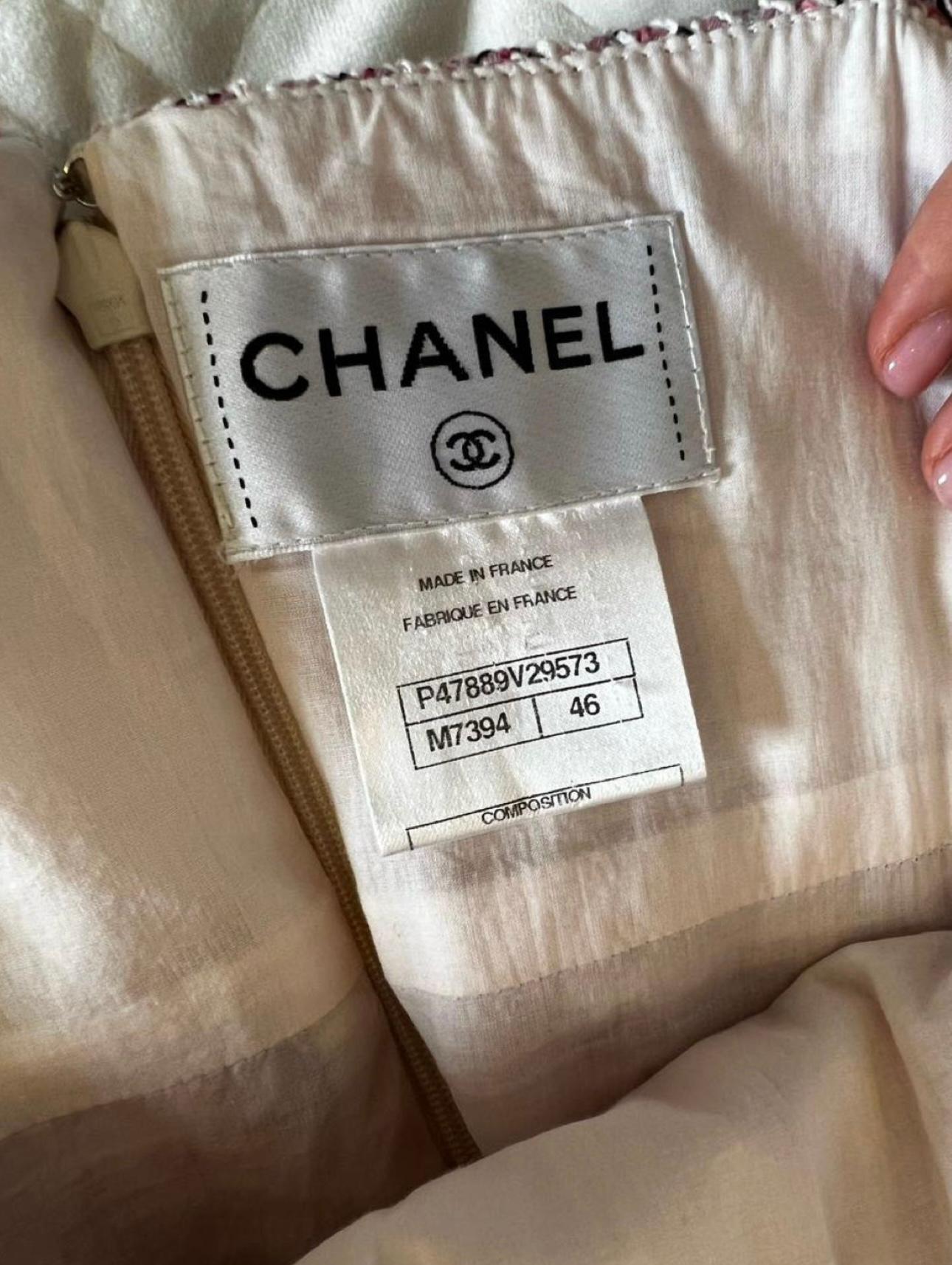 Chanel CC Kleid aus lavendelfarbenem Tweed mit Knöpfen für Damen oder Herren im Angebot