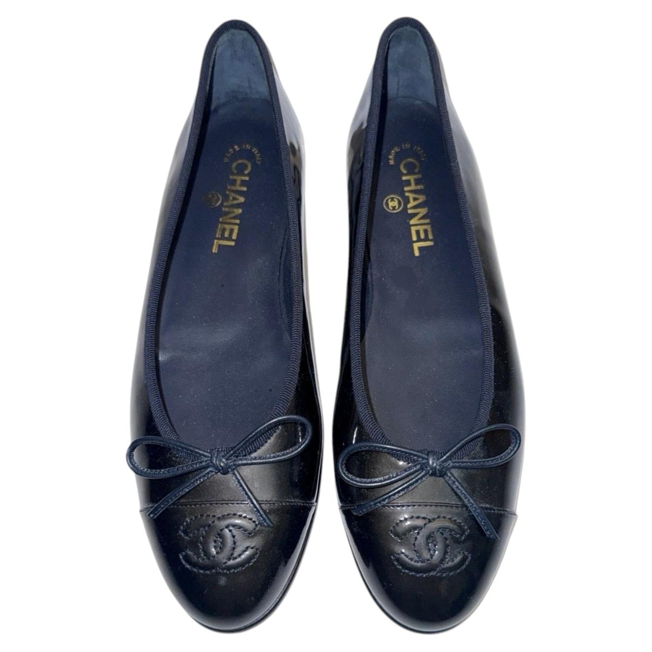 Chanel iconic dark navy blue ballet flats For Sale
