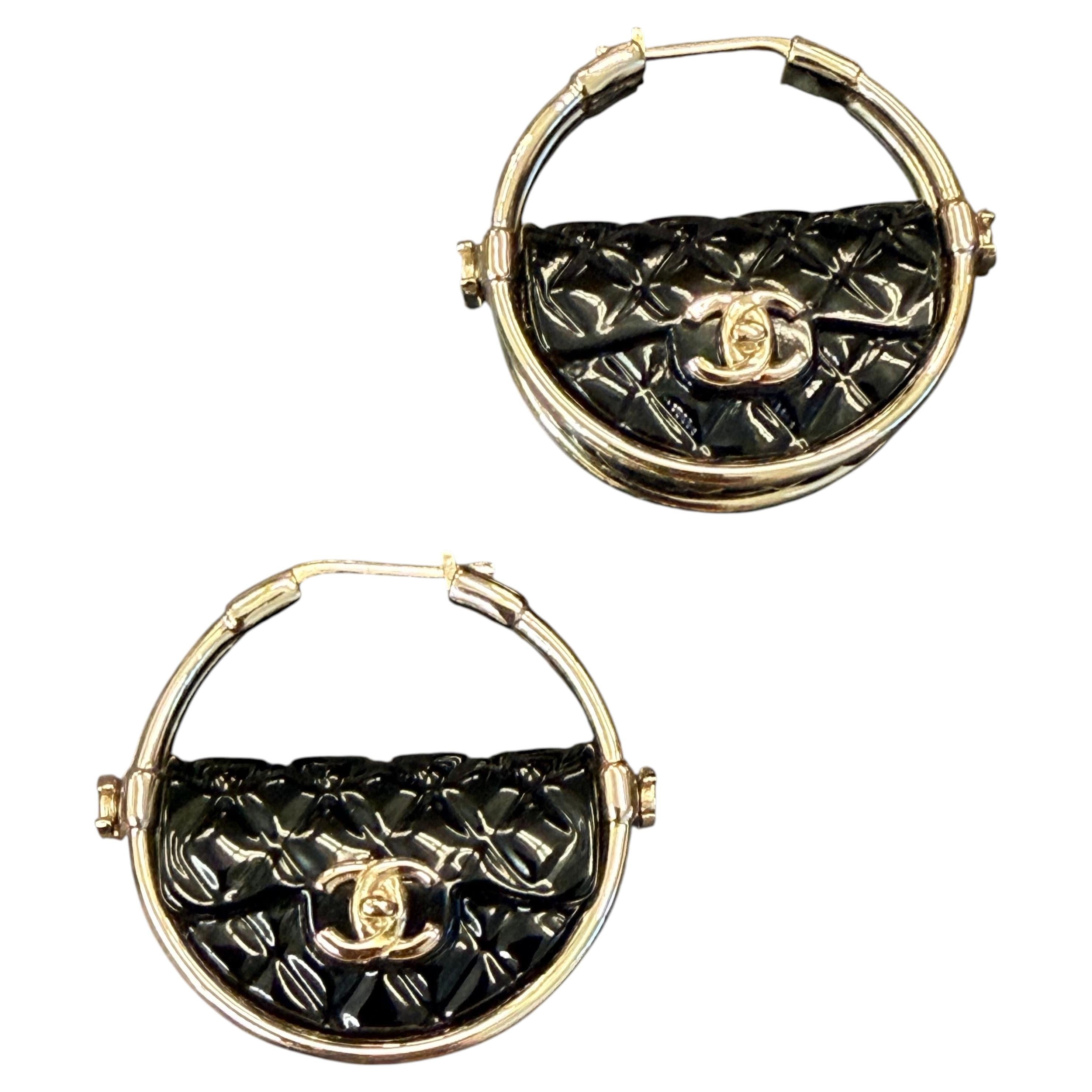 Orecchini a cerchio Chanel in resina metallizzata nera e dorata con borsa a patta, Italia in vendita
