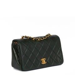 CHANEL Waldgrüne Mini-Mini-Tasche aus gestepptem Lammfell mit voller Klappe