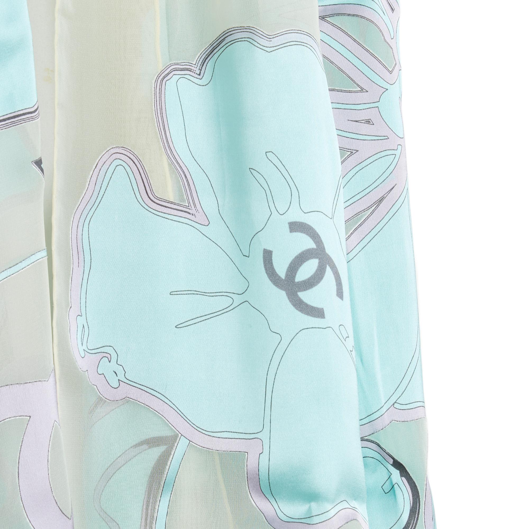 Chanel scarf, large stole in ecru silk chiffon embroidered with flowers (probably stylized camellias) and CC logos in shades of soft blue and parma purple, hand-rolled edges. Width 68 cm x length 185 cm. The stole has been worn but has just been dry