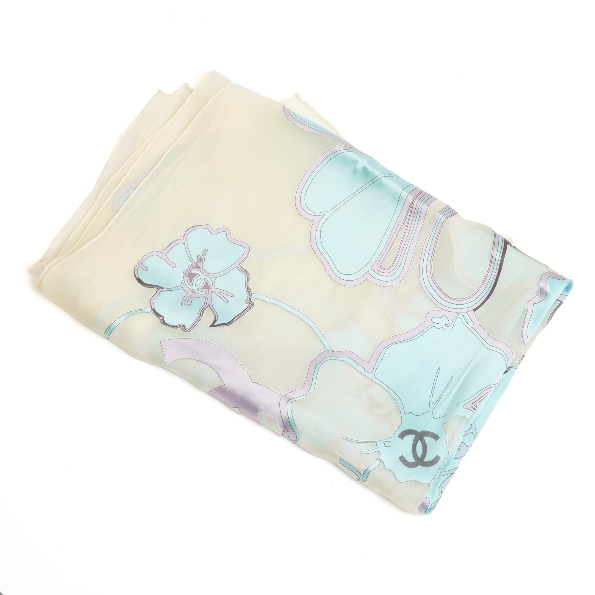 Chanel Foulard Etole Soie Maxi CC Camelia sky blue Silk Stole Scarf Shawl In Excellent Condition In PARIS, FR