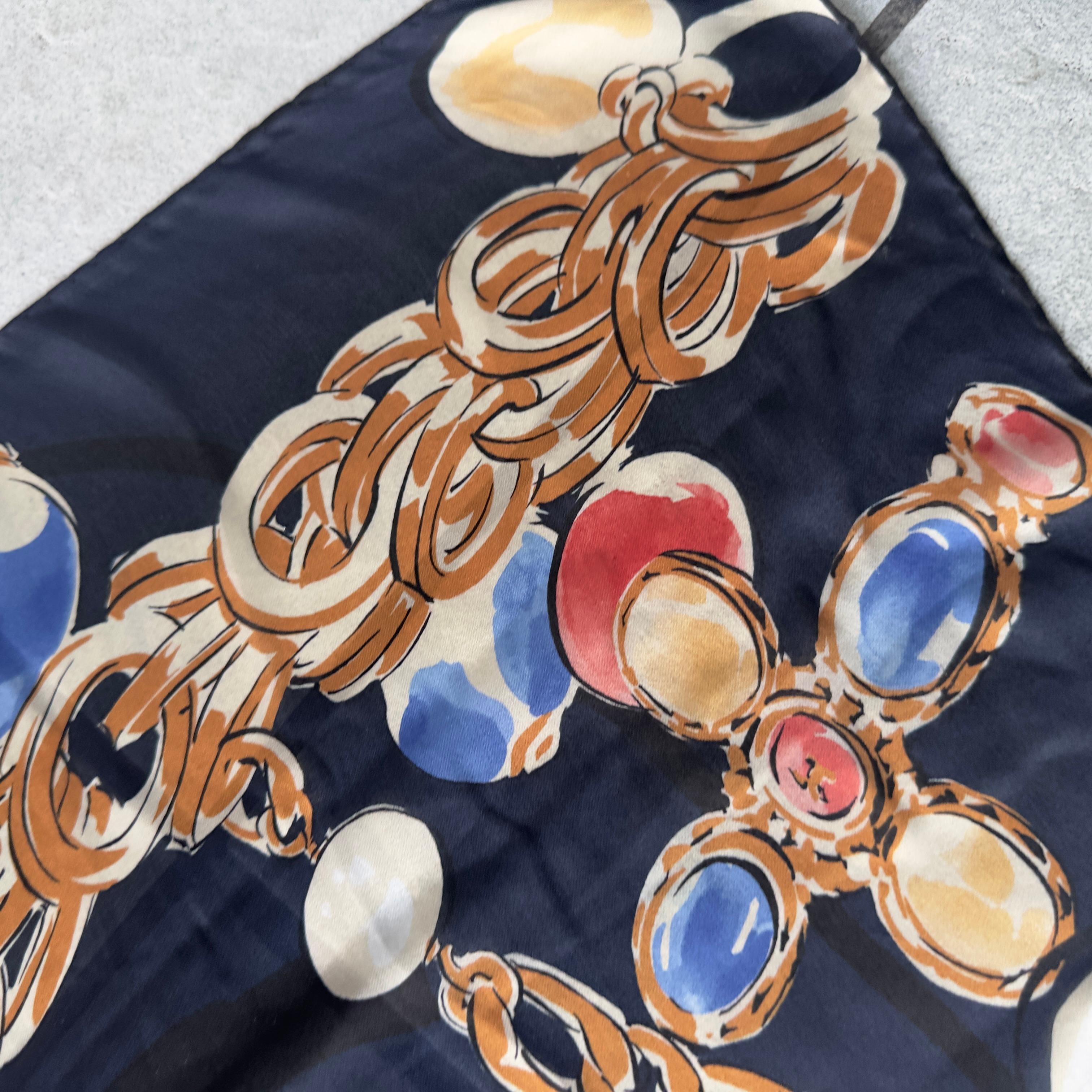 Pañuelo de seda Chanel con estampado de joyas barrocas, excelente estado en venta 5