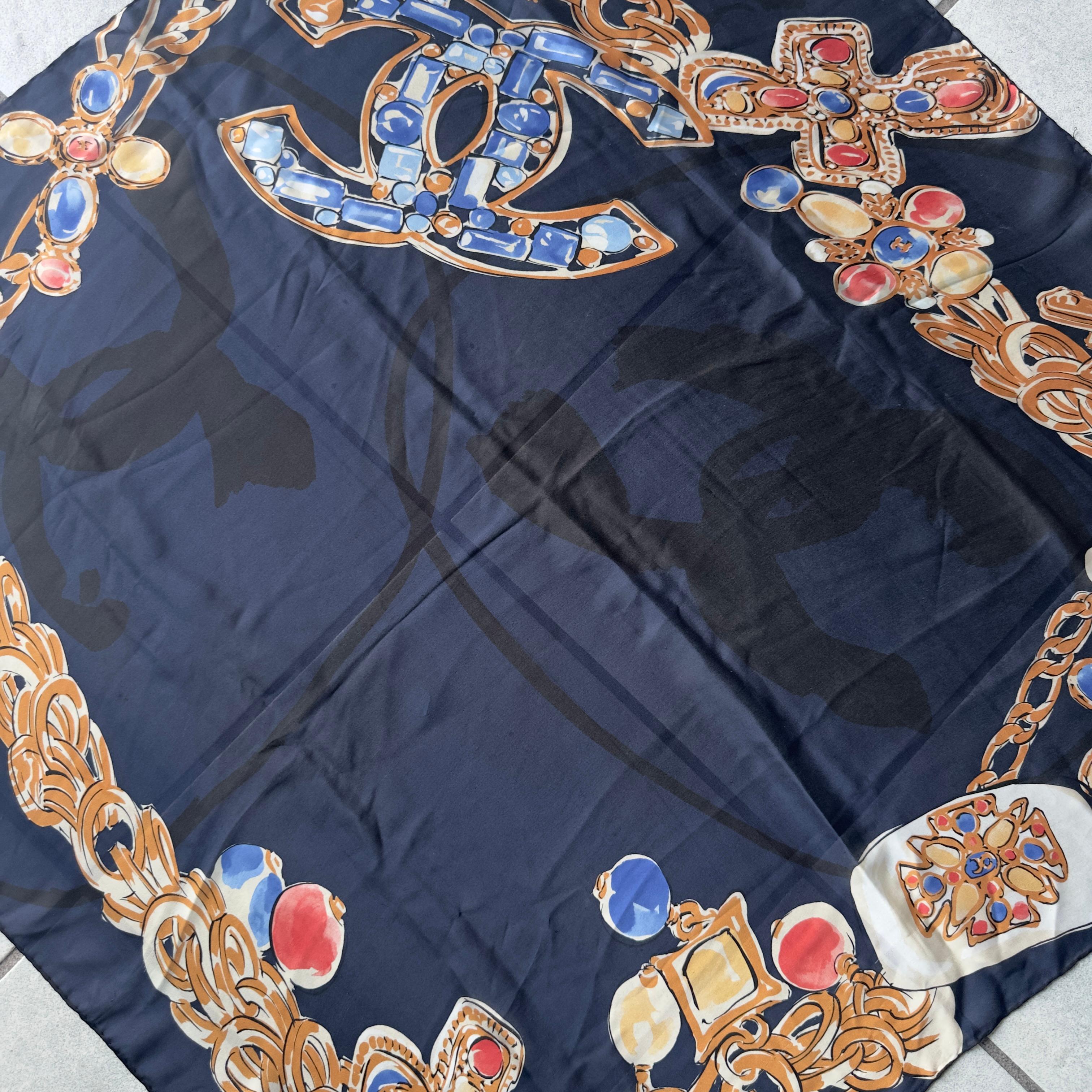 Pañuelo de seda Chanel con estampado de joyas barrocas, excelente estado en venta 6