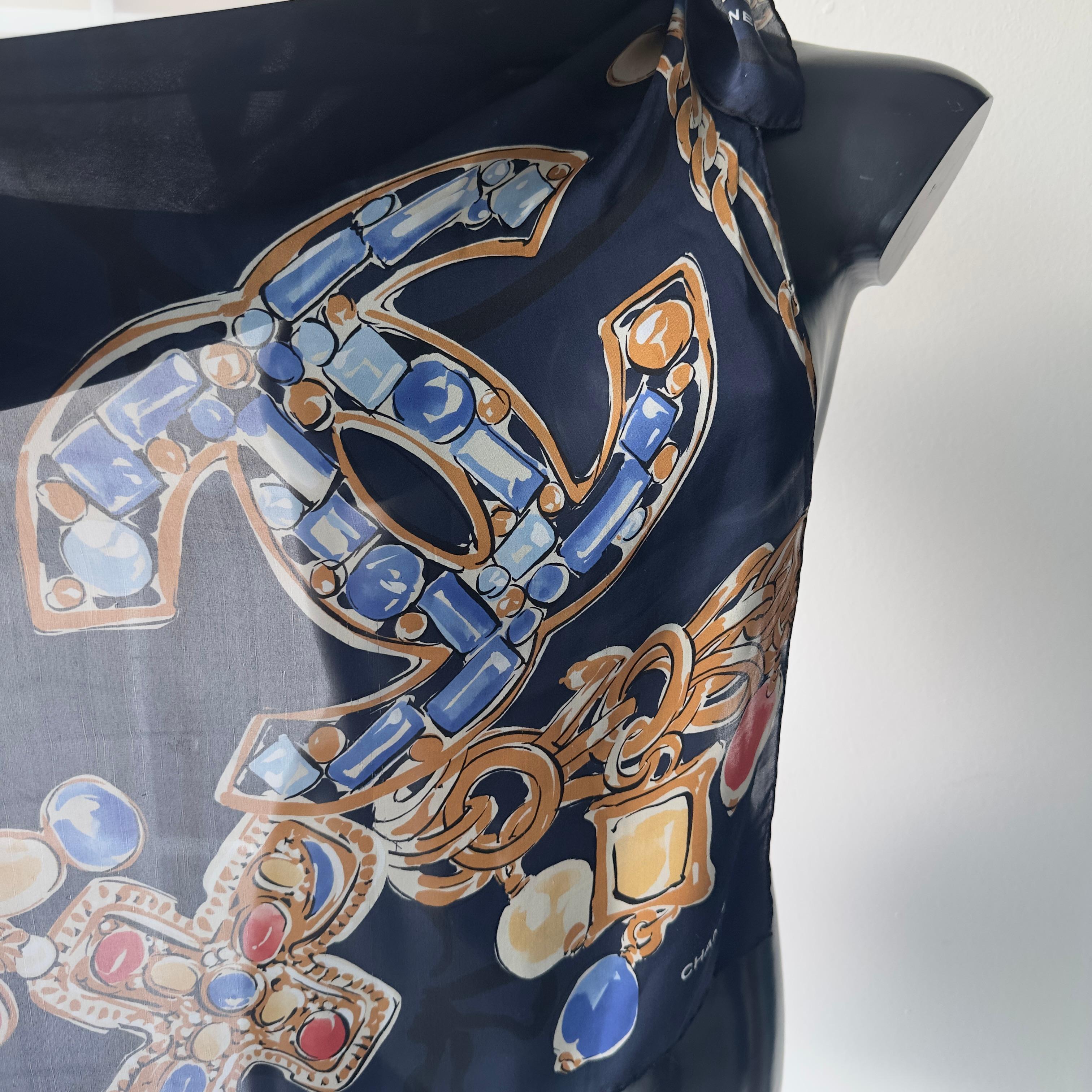Pañuelo de seda Chanel con estampado de joyas barrocas, excelente estado Black en venta