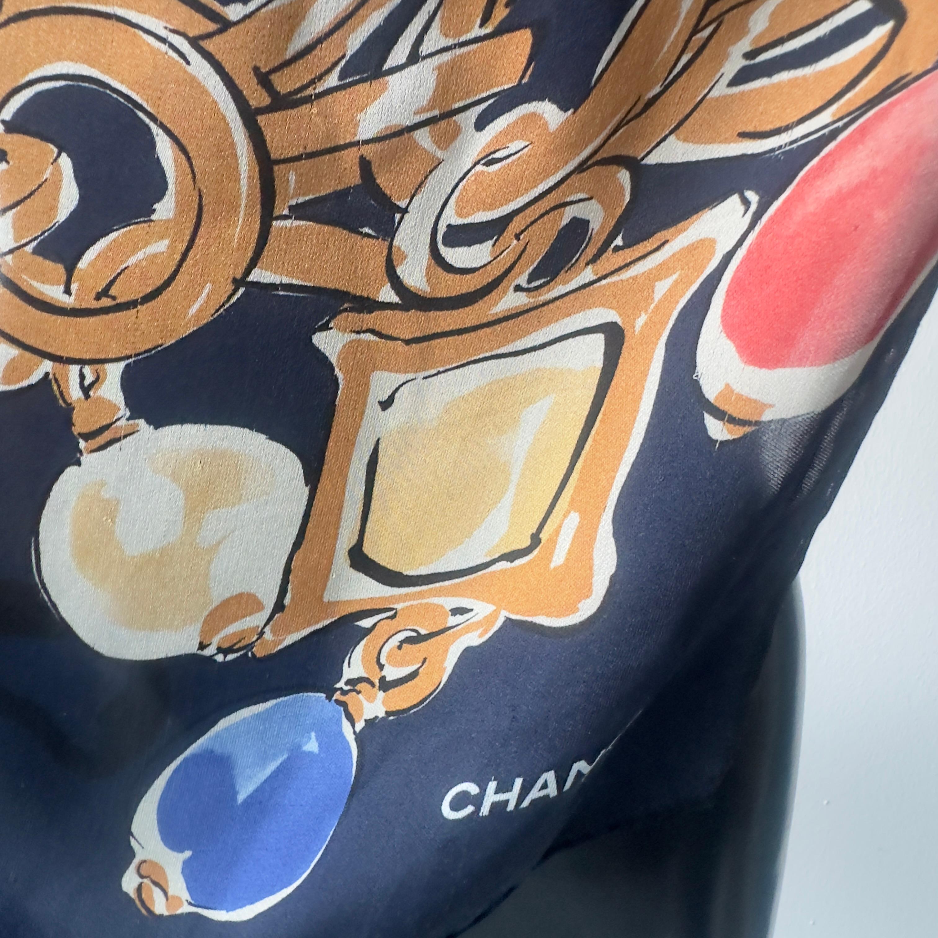 Pañuelo de seda Chanel con estampado de joyas barrocas, excelente estado en Excelente estado para la venta en Basaluzzo, IT
