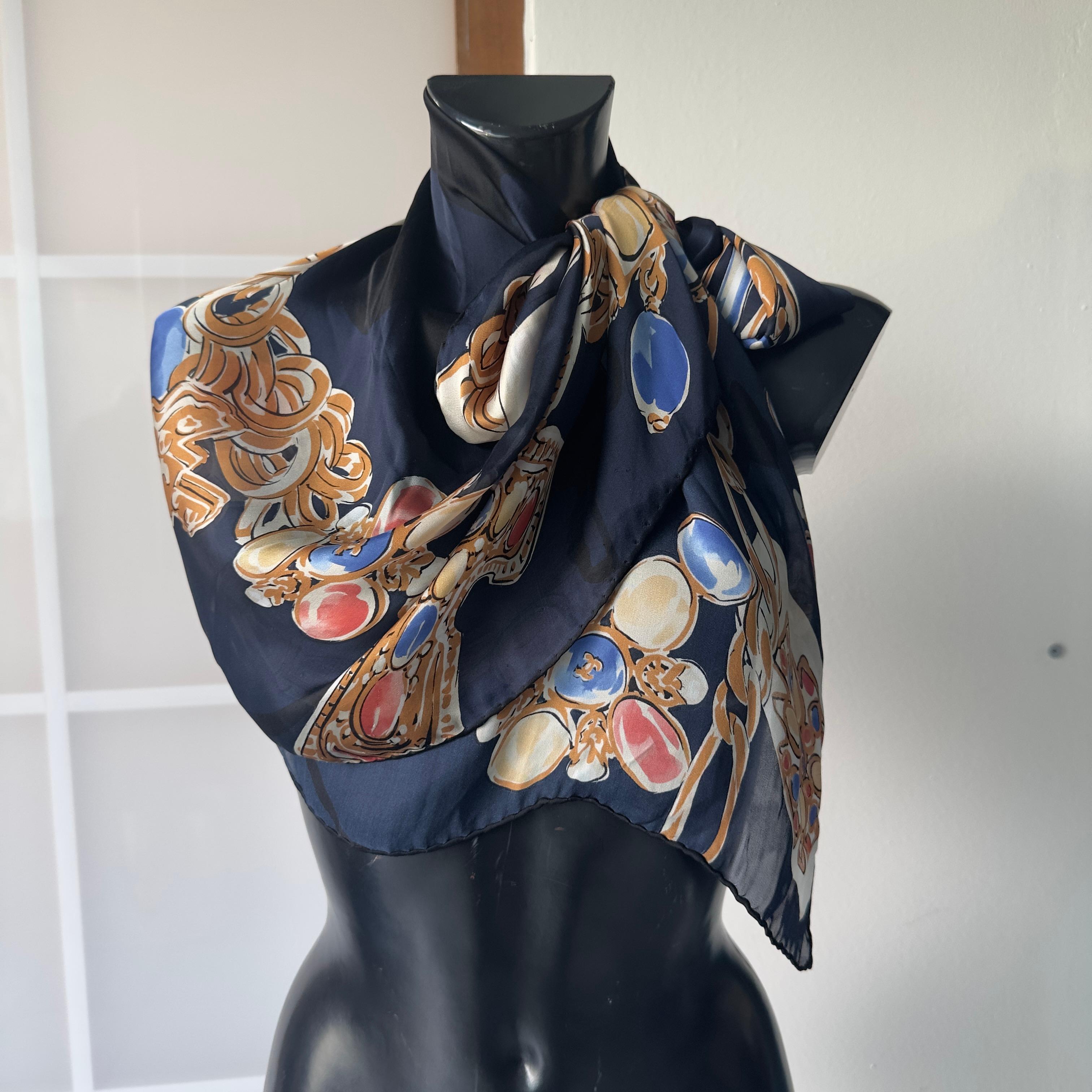 Femenino o masculino Pañuelo de seda Chanel con estampado de joyas barrocas, excelente estado en venta