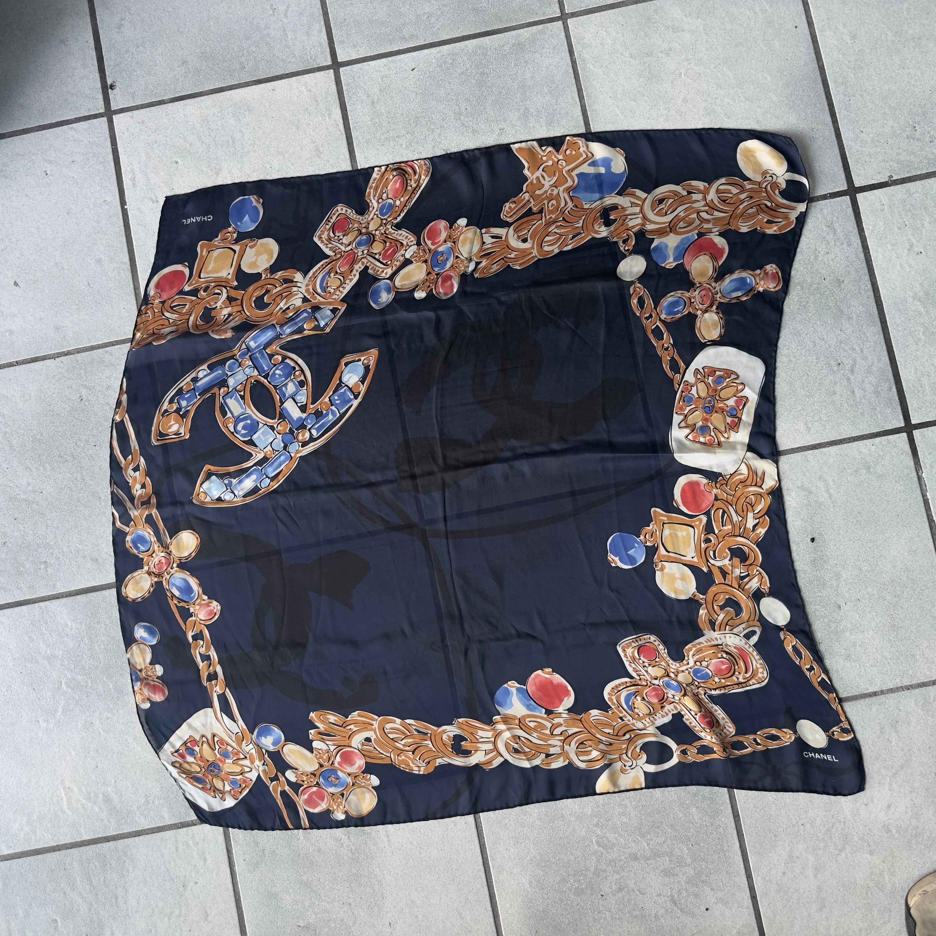 Pañuelo de seda Chanel con estampado de joyas barrocas, excelente estado en venta 1