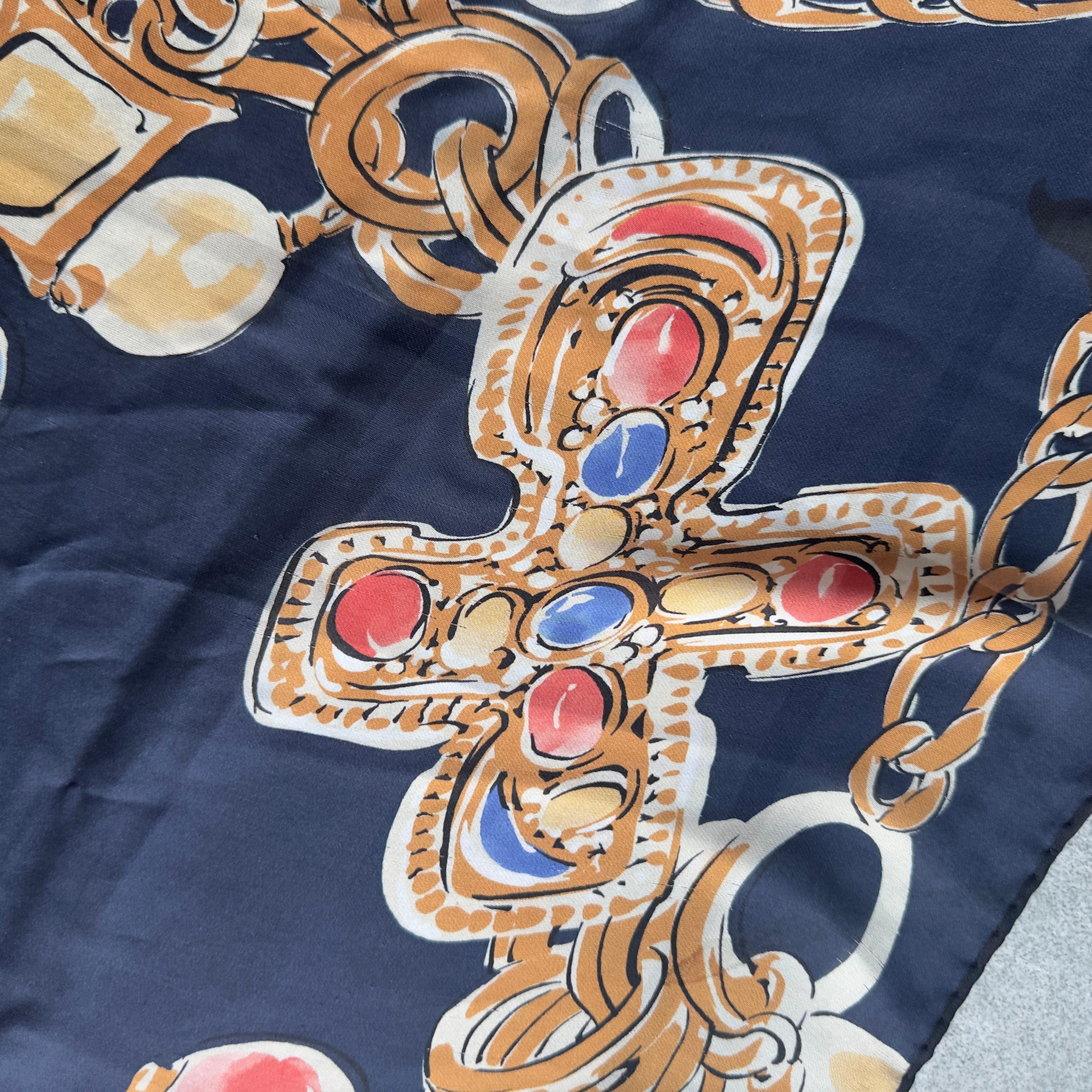 Pañuelo de seda Chanel con estampado de joyas barrocas, excelente estado en venta 2