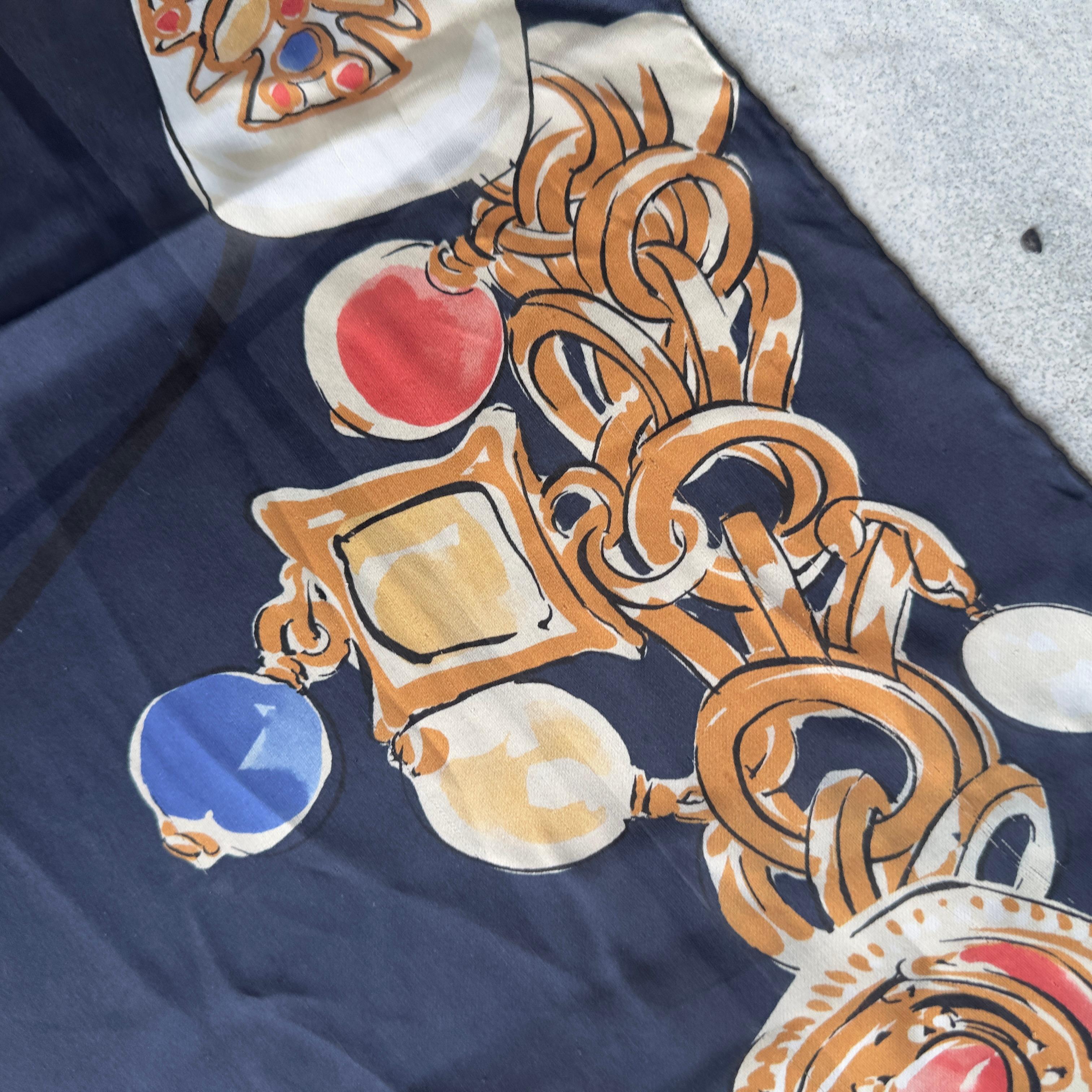 Pañuelo de seda Chanel con estampado de joyas barrocas, excelente estado en venta 3