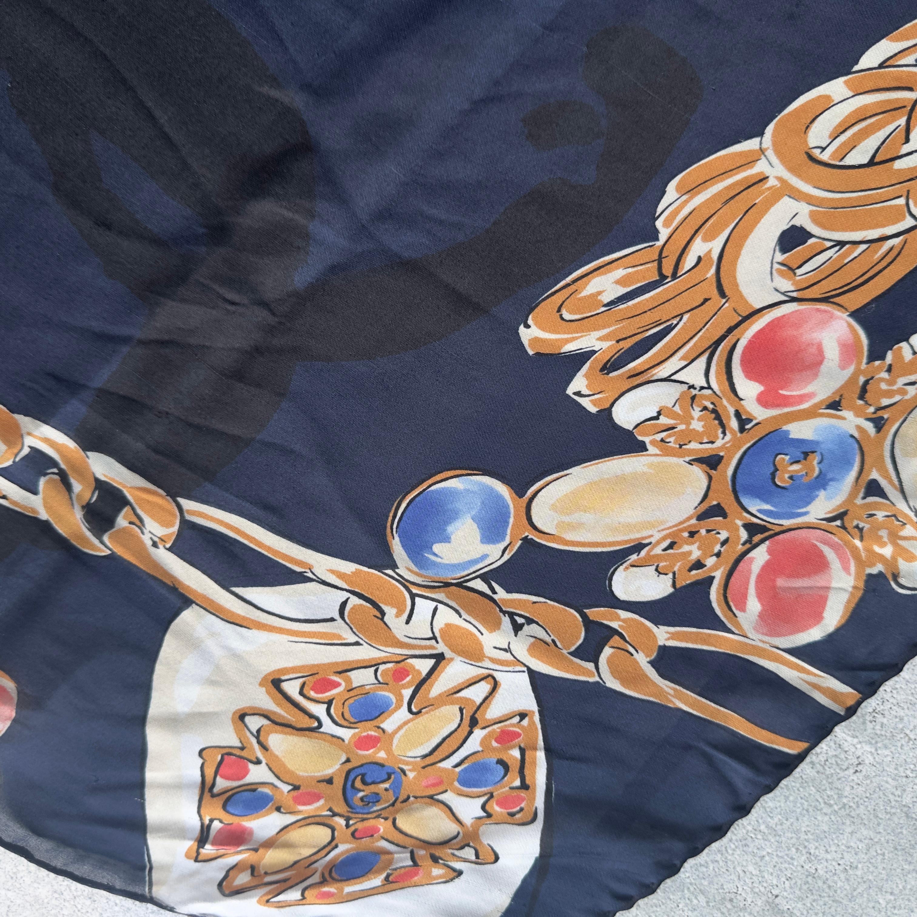 Pañuelo de seda Chanel con estampado de joyas barrocas, excelente estado en venta 4