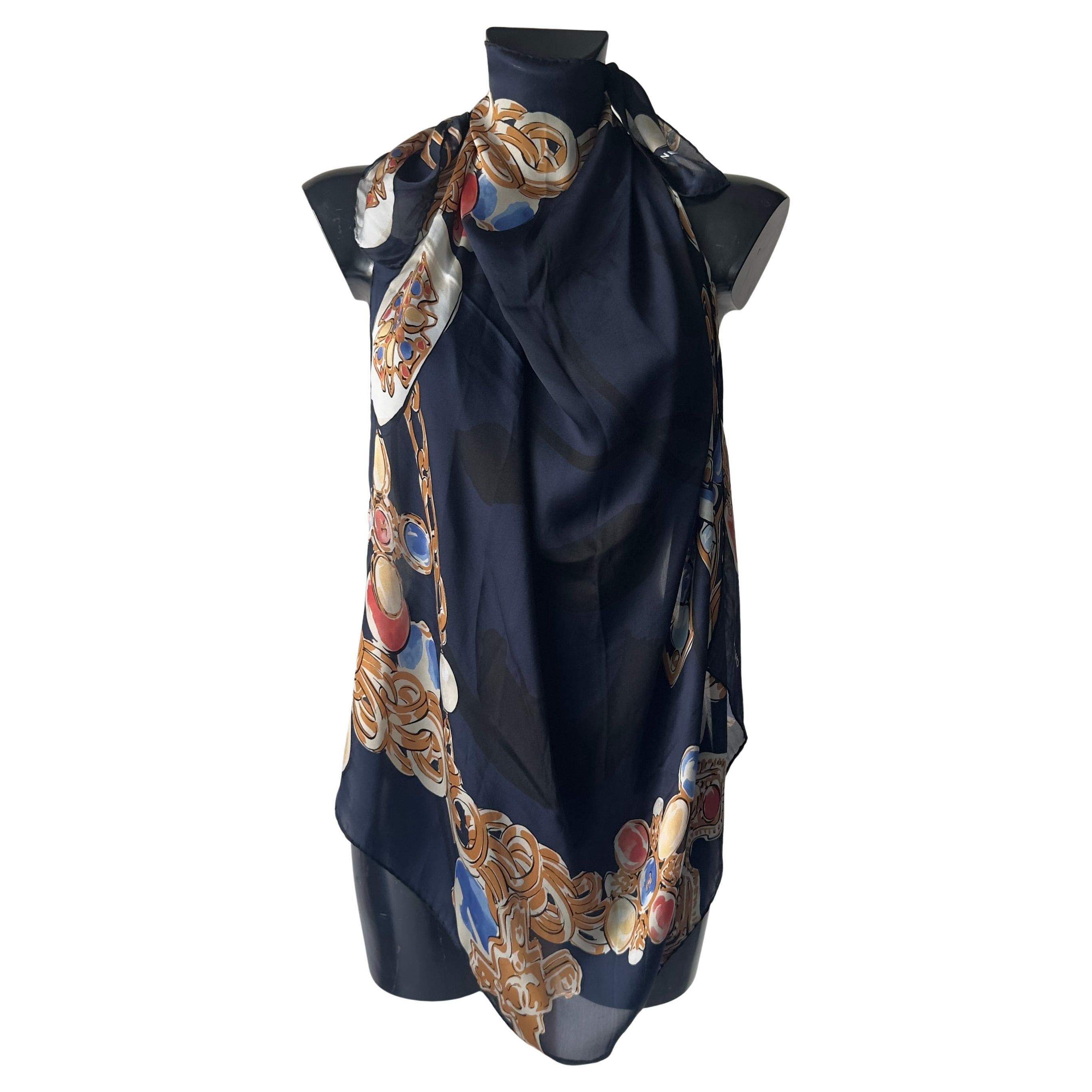 Pañuelo de seda Chanel con estampado de joyas barrocas, excelente estado en venta