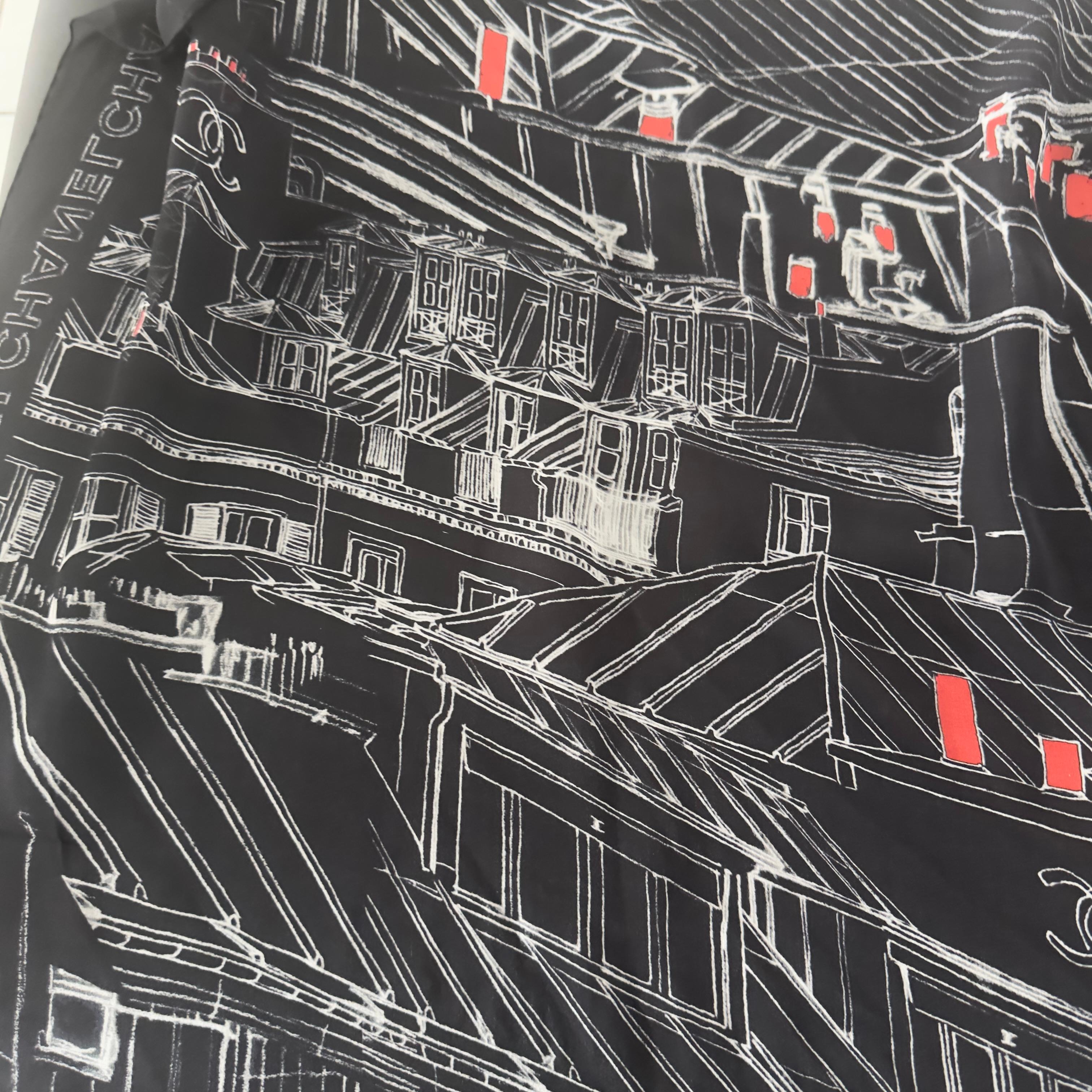 Chanel Bufanda Negra con Estampado Parisienne Arquitectónico y Logotipo Icónico, nuevo en venta 7