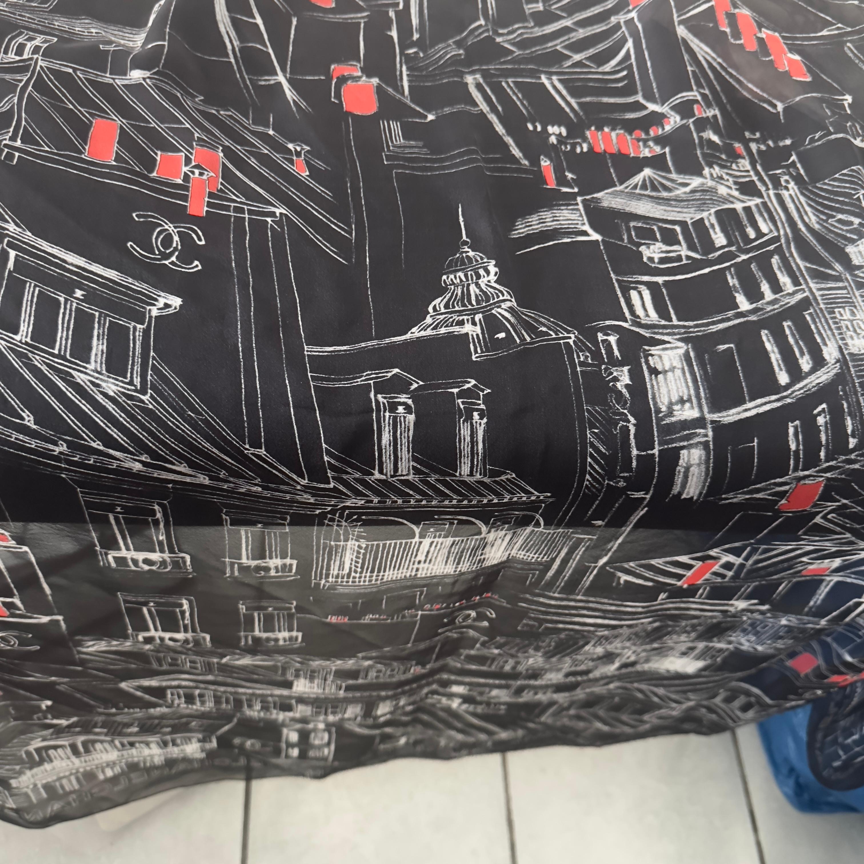 Chanel Bufanda Negra con Estampado Parisienne Arquitectónico y Logotipo Icónico, nuevo en venta 10