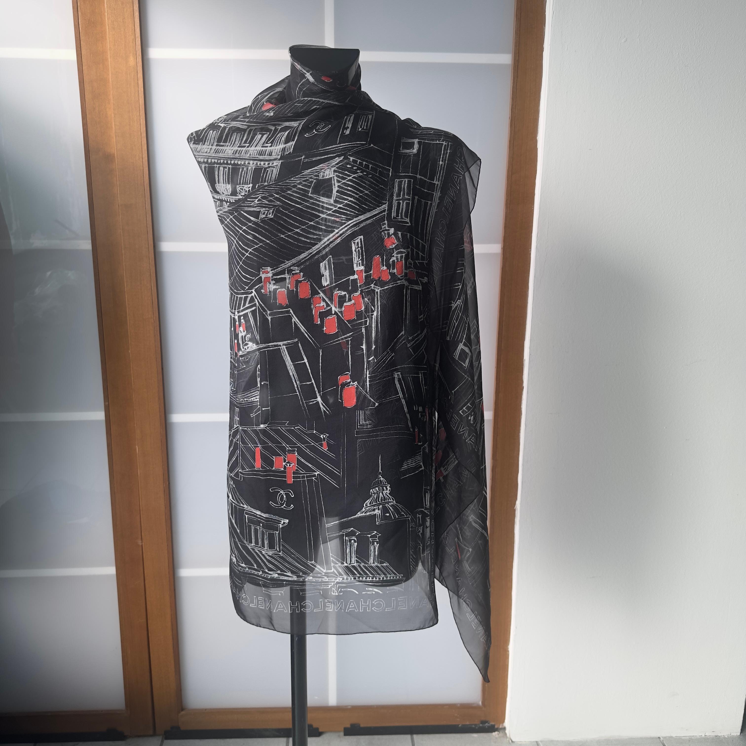 Chanel Bufanda Negra con Estampado Parisienne Arquitectónico y Logotipo Icónico, nuevo Black en venta
