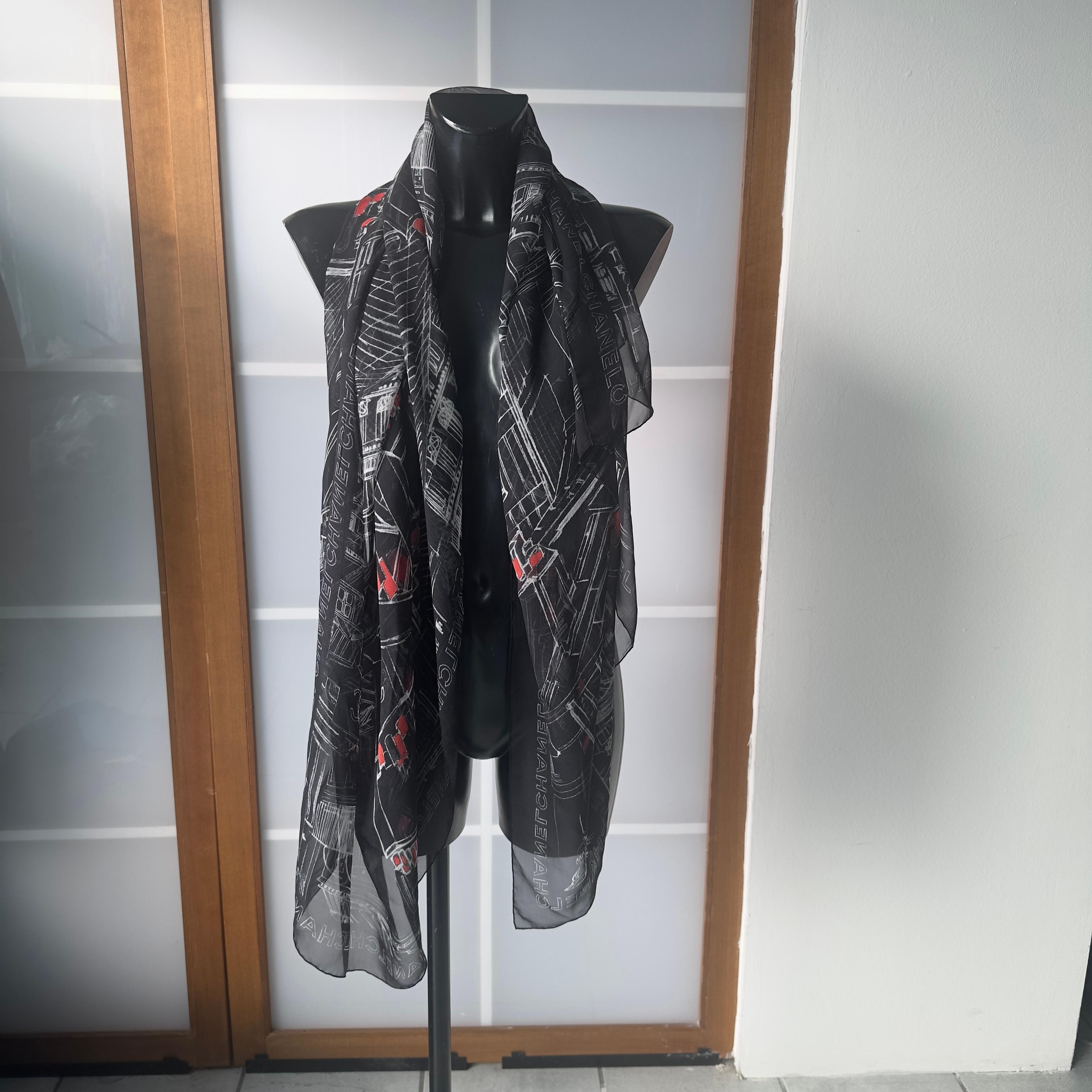 Chanel Bufanda Negra con Estampado Parisienne Arquitectónico y Logotipo Icónico, nuevo en Nuevo estado para la venta en Basaluzzo, IT