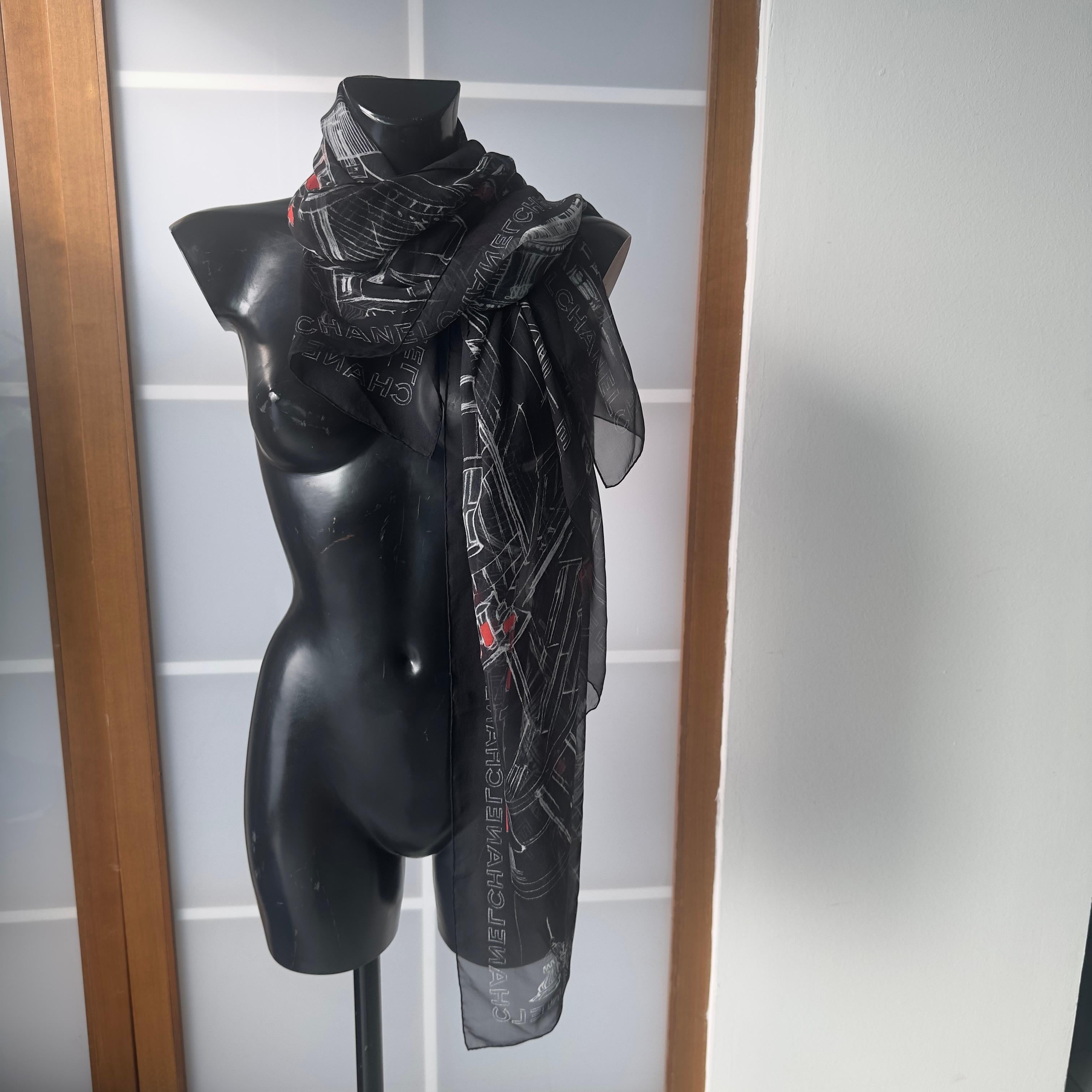 Femenino o masculino Chanel Bufanda Negra con Estampado Parisienne Arquitectónico y Logotipo Icónico, nuevo en venta