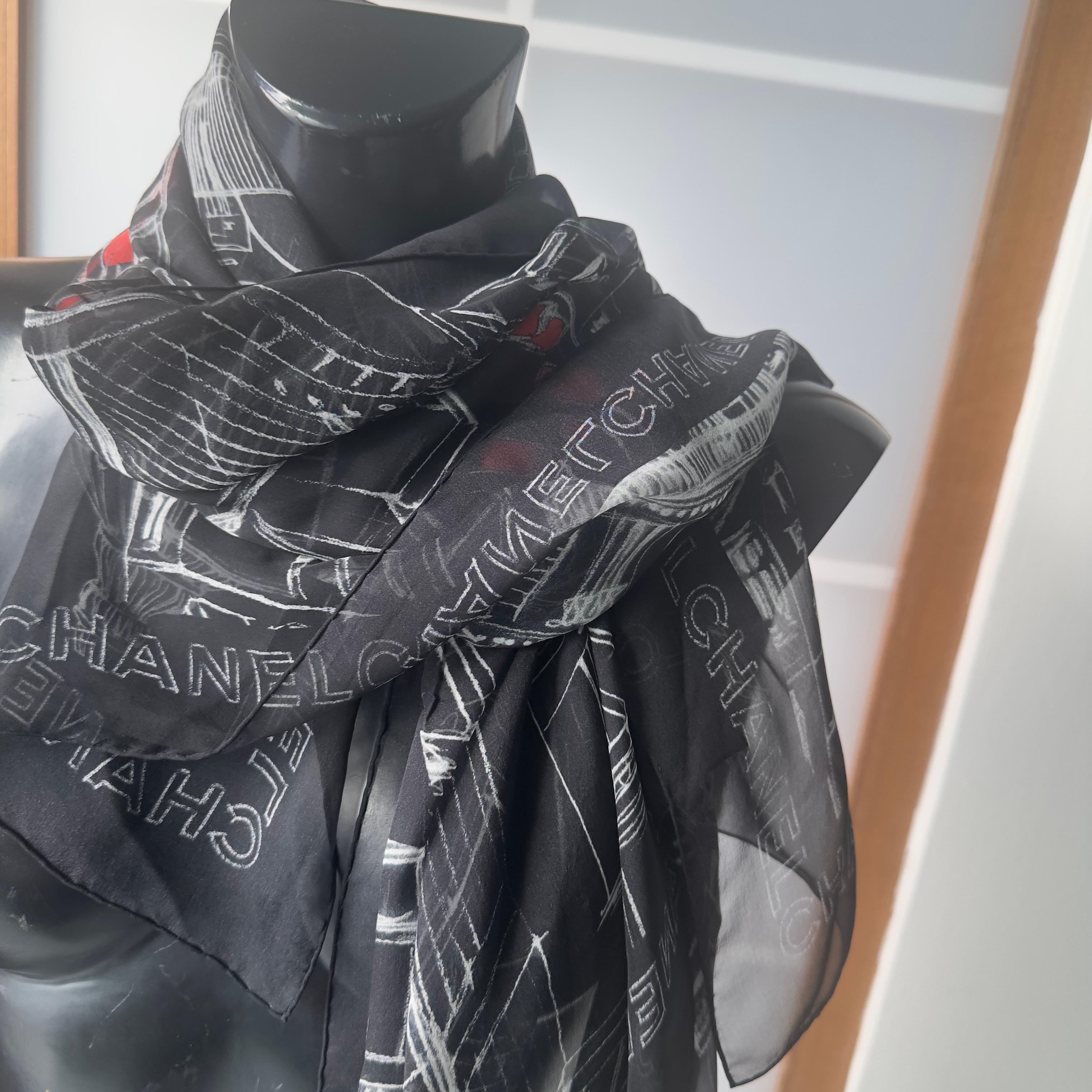 Chanel Bufanda Negra con Estampado Parisienne Arquitectónico y Logotipo Icónico, nuevo en venta 1
