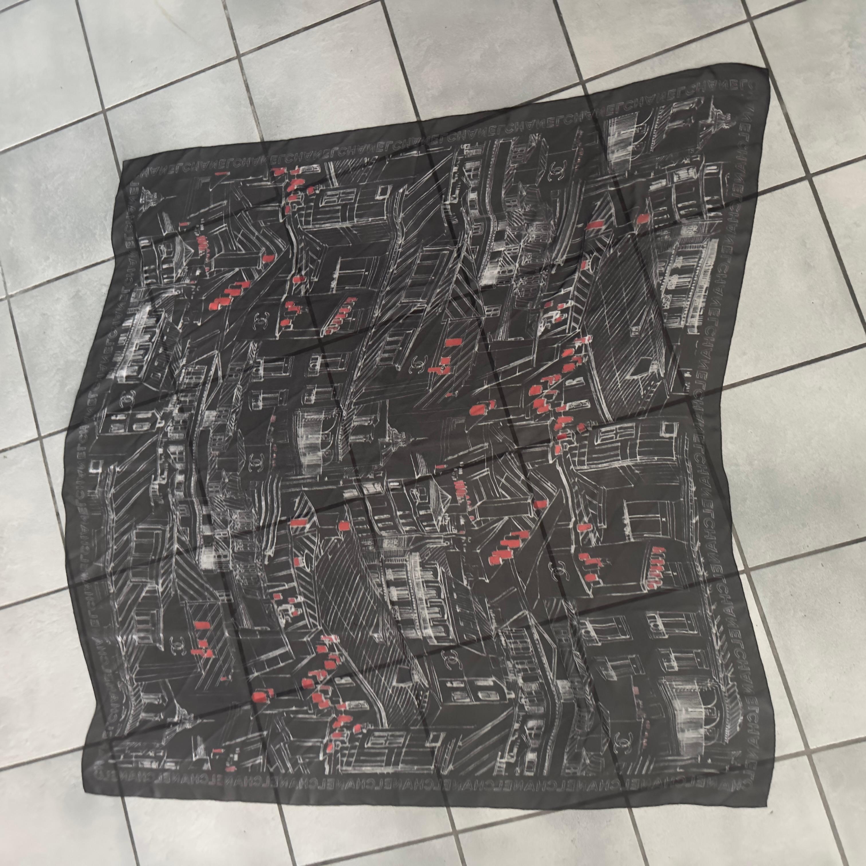 Chanel Bufanda Negra con Estampado Parisienne Arquitectónico y Logotipo Icónico, nuevo en venta 3