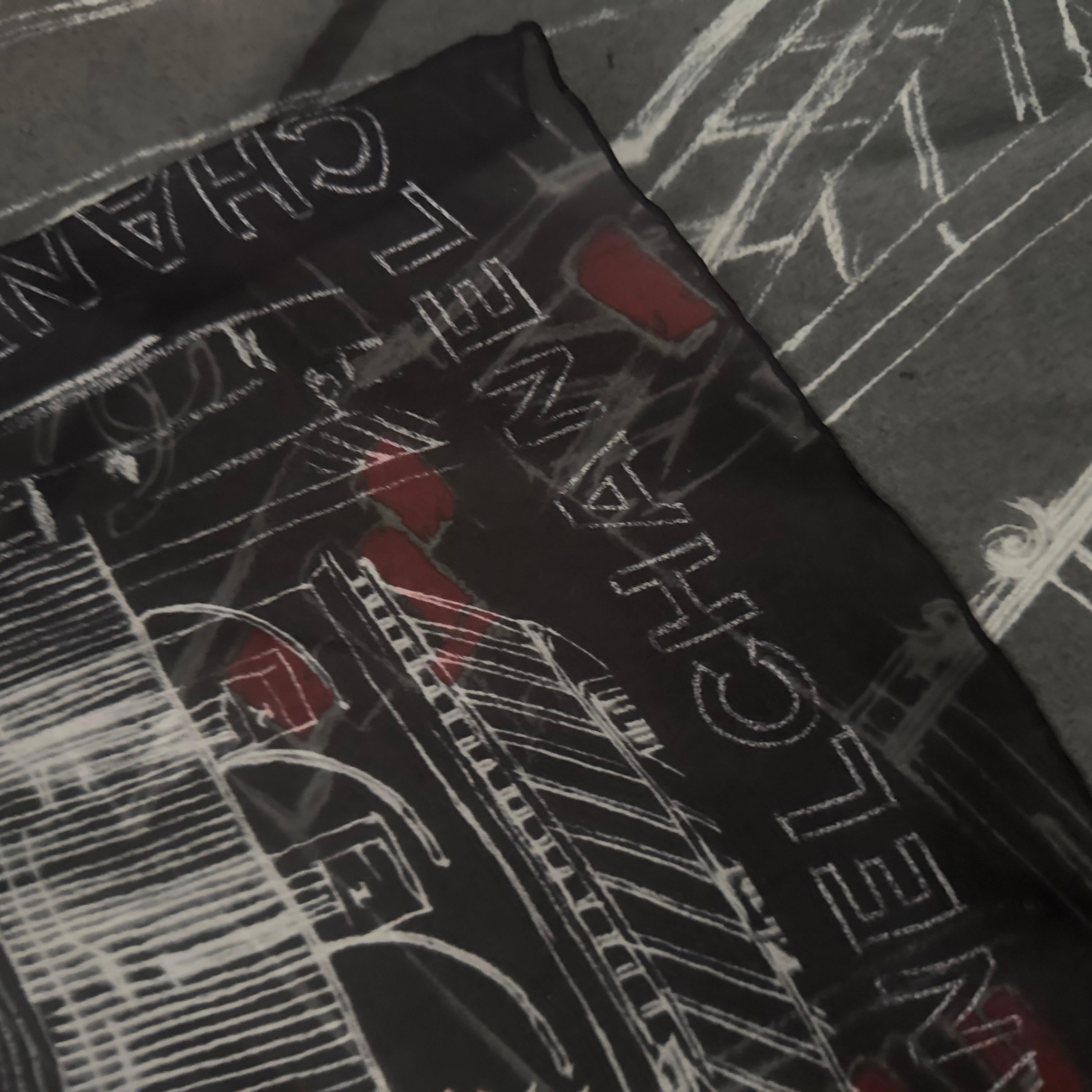 Chanel Bufanda Negra con Estampado Parisienne Arquitectónico y Logotipo Icónico, nuevo en venta 4