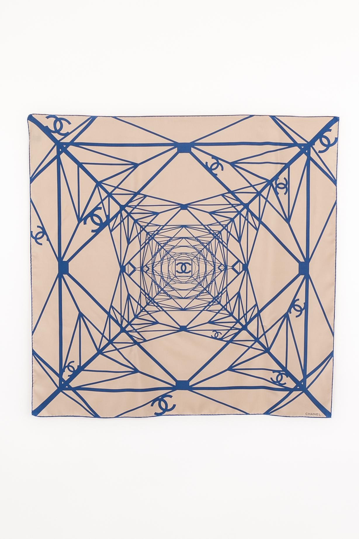 CHANEL - (Fabriqué en Italie) Foulard en soie de couleur bleue.

Condit :
Très bon état.

Dimensions :
90 cm x 90 cm

SKU:FFC30