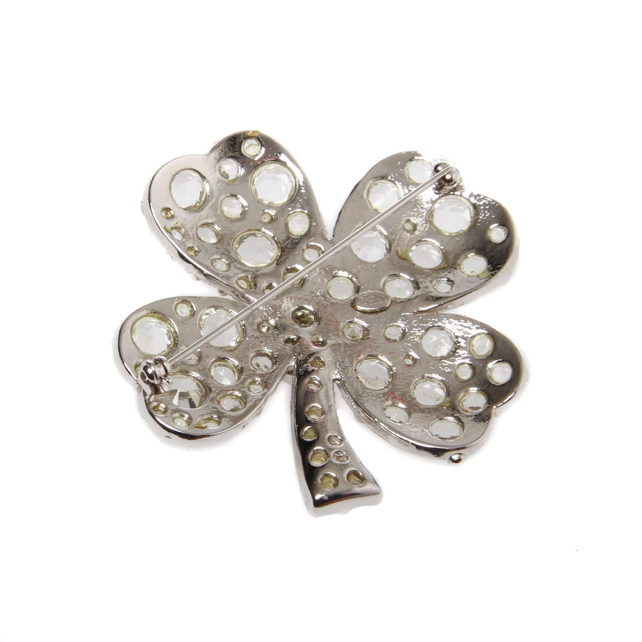 Chanel brooch featuring a Swarovski encrusted four leaf clover in silver-tone mental with the interlocking CC at its centre. 

Comes with original box

06 V - a 2006 addition to their continuous line