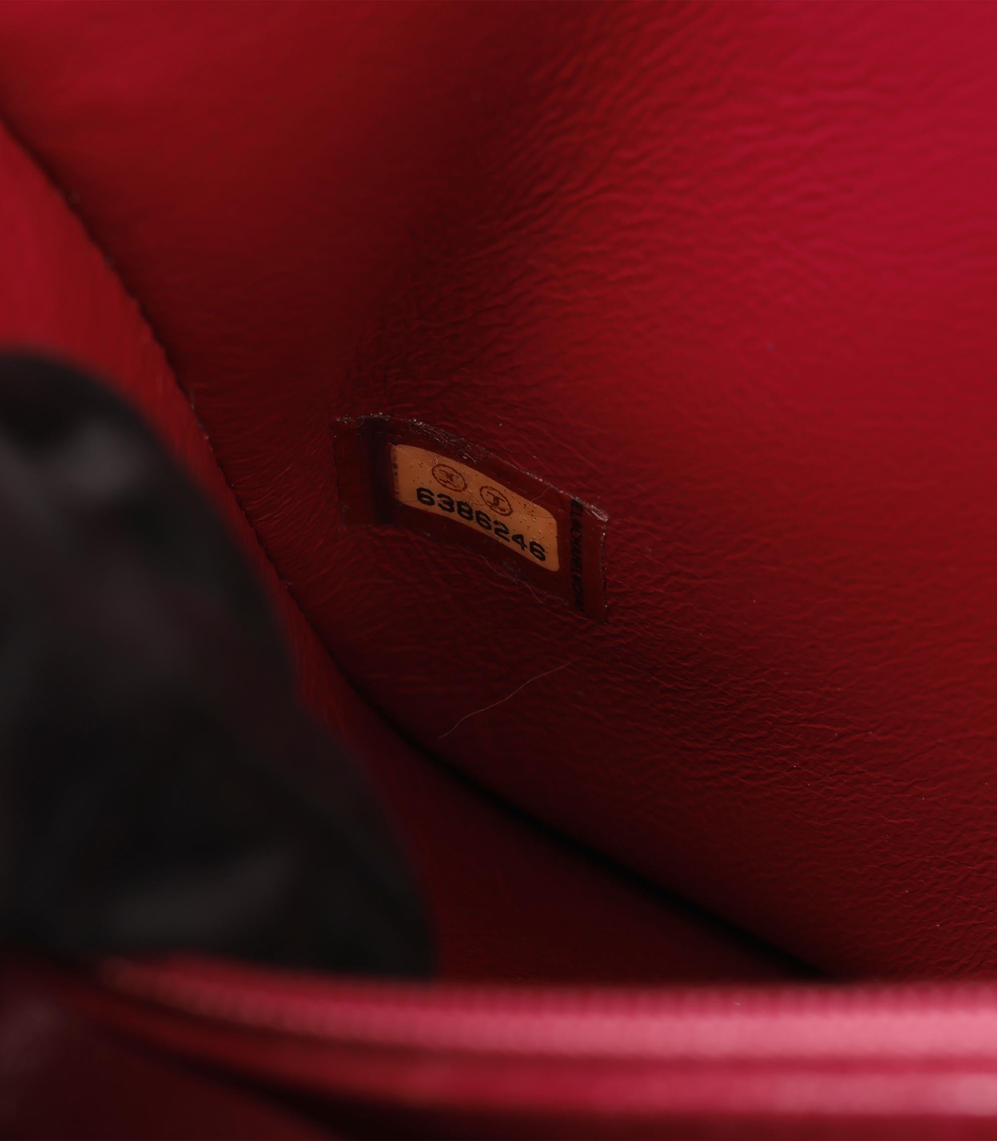 Chanel Framboise Acolchado Piel Caviar Medallón Vintage Tote 4