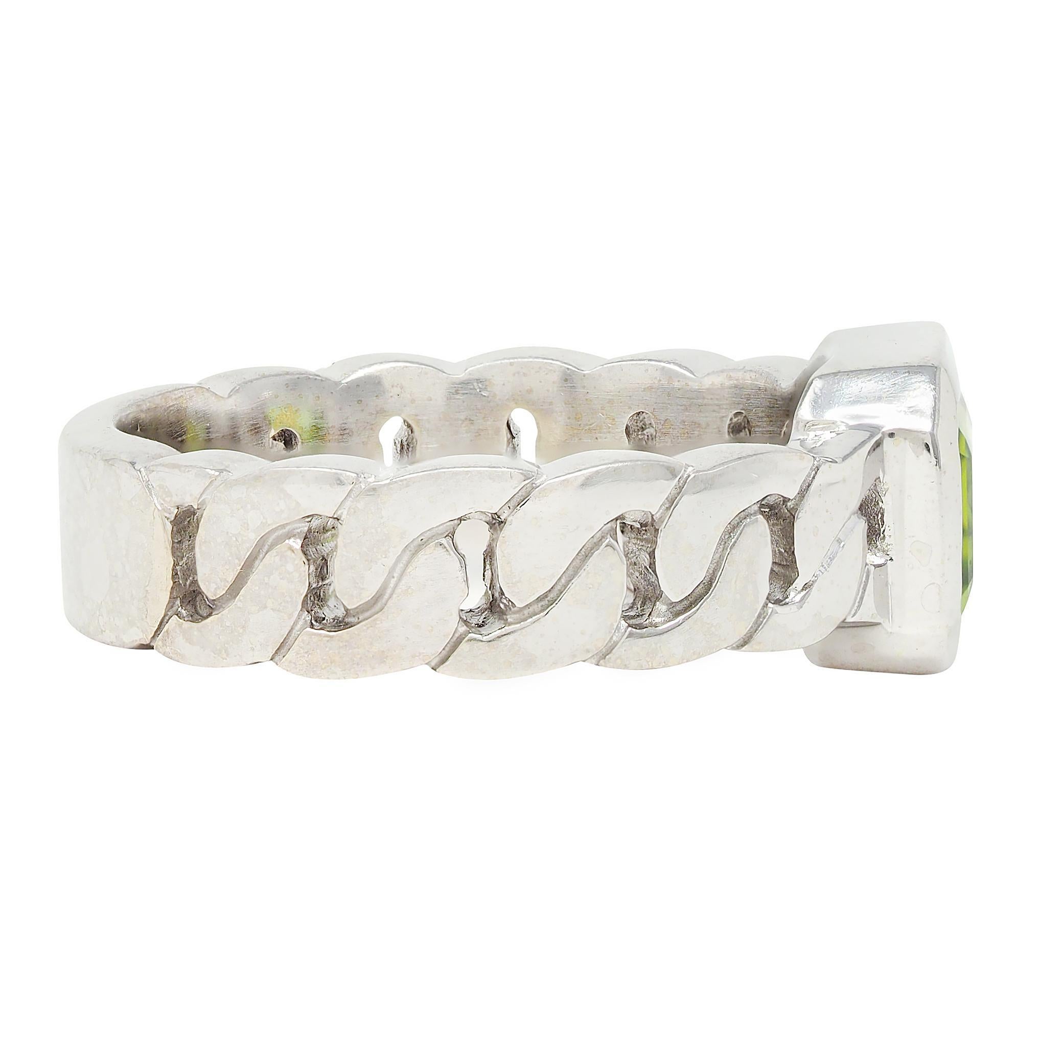 Chanel French 1980's Peridot 18K White Gold Curb Link Bezel Vintage Band Ring In Good Condition For Sale In Philadelphia, PA