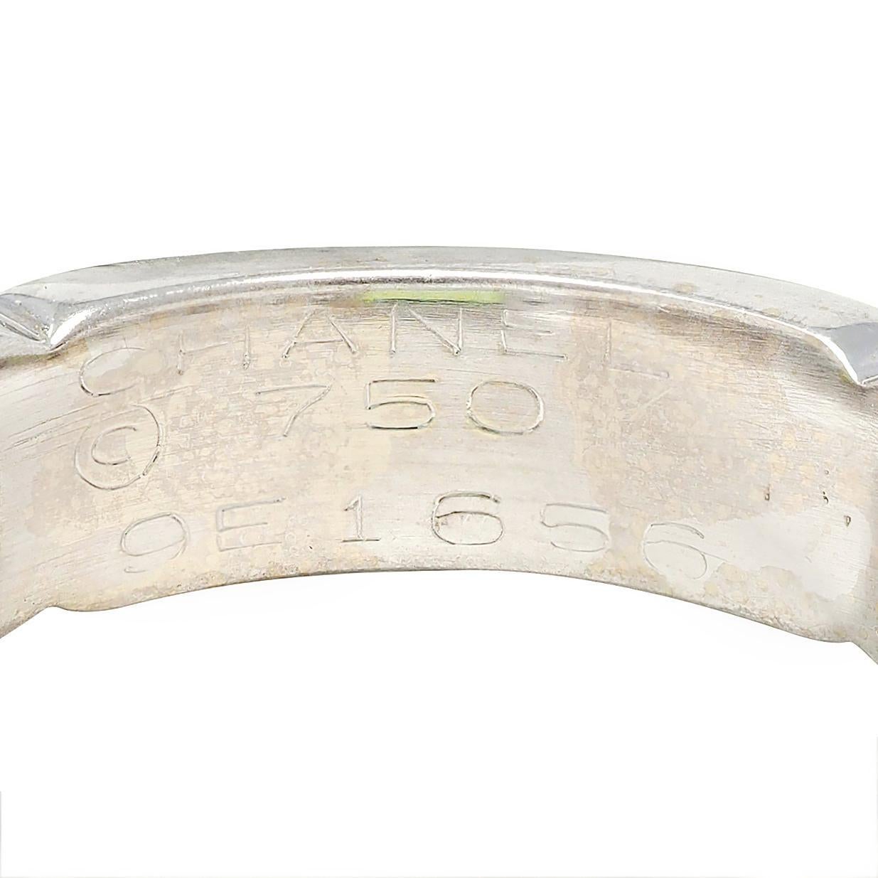 Chanel French 1980's Peridot 18K White Gold Curb Link Bezel Vintage Band Ring For Sale 4