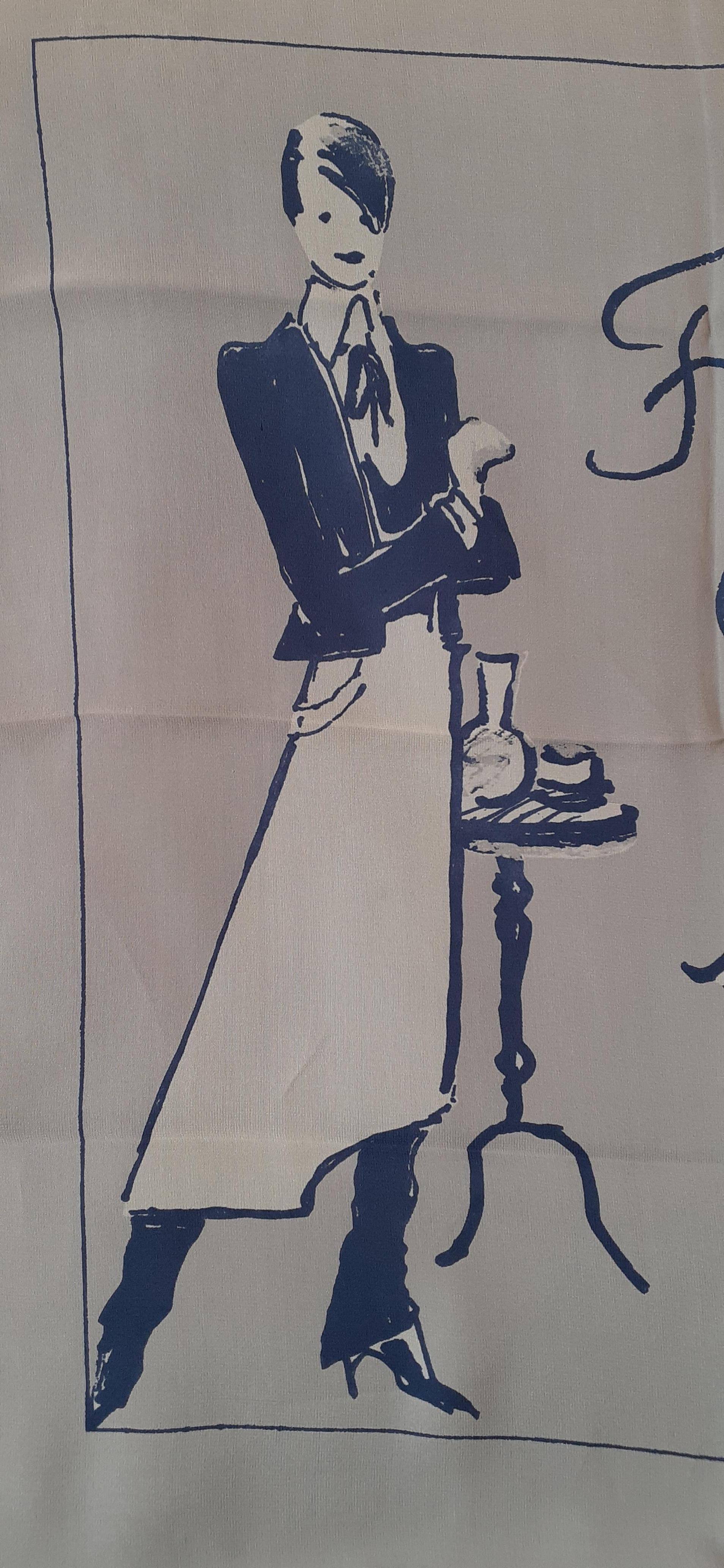 Gris Chanel Café Français Foulard en mousseline de soie 58 cm en vente