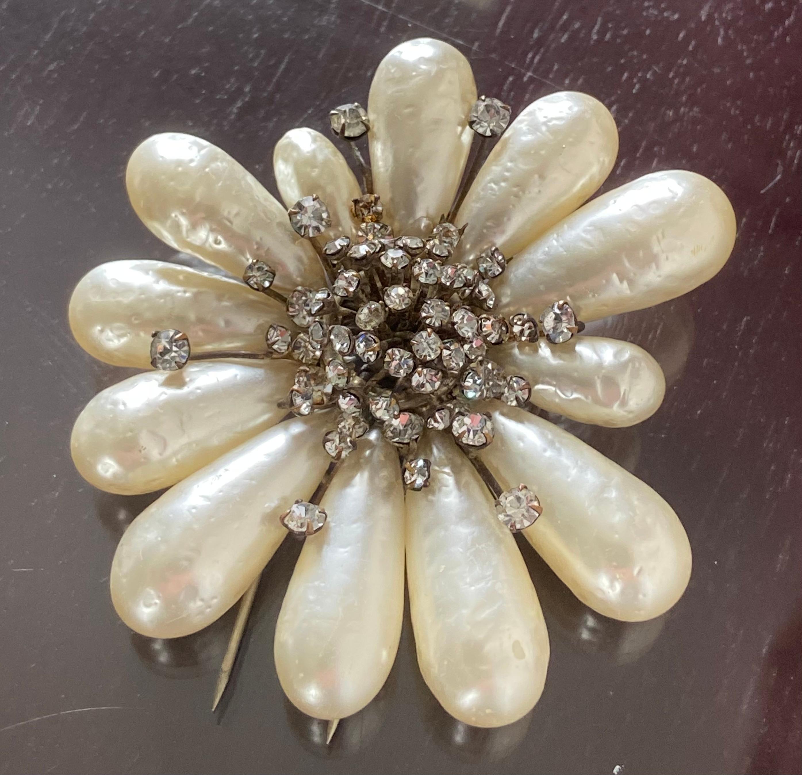 Chanel Costura Francesa Broche de perlas Gripoix en Bueno estado para la venta en Warminster, GB