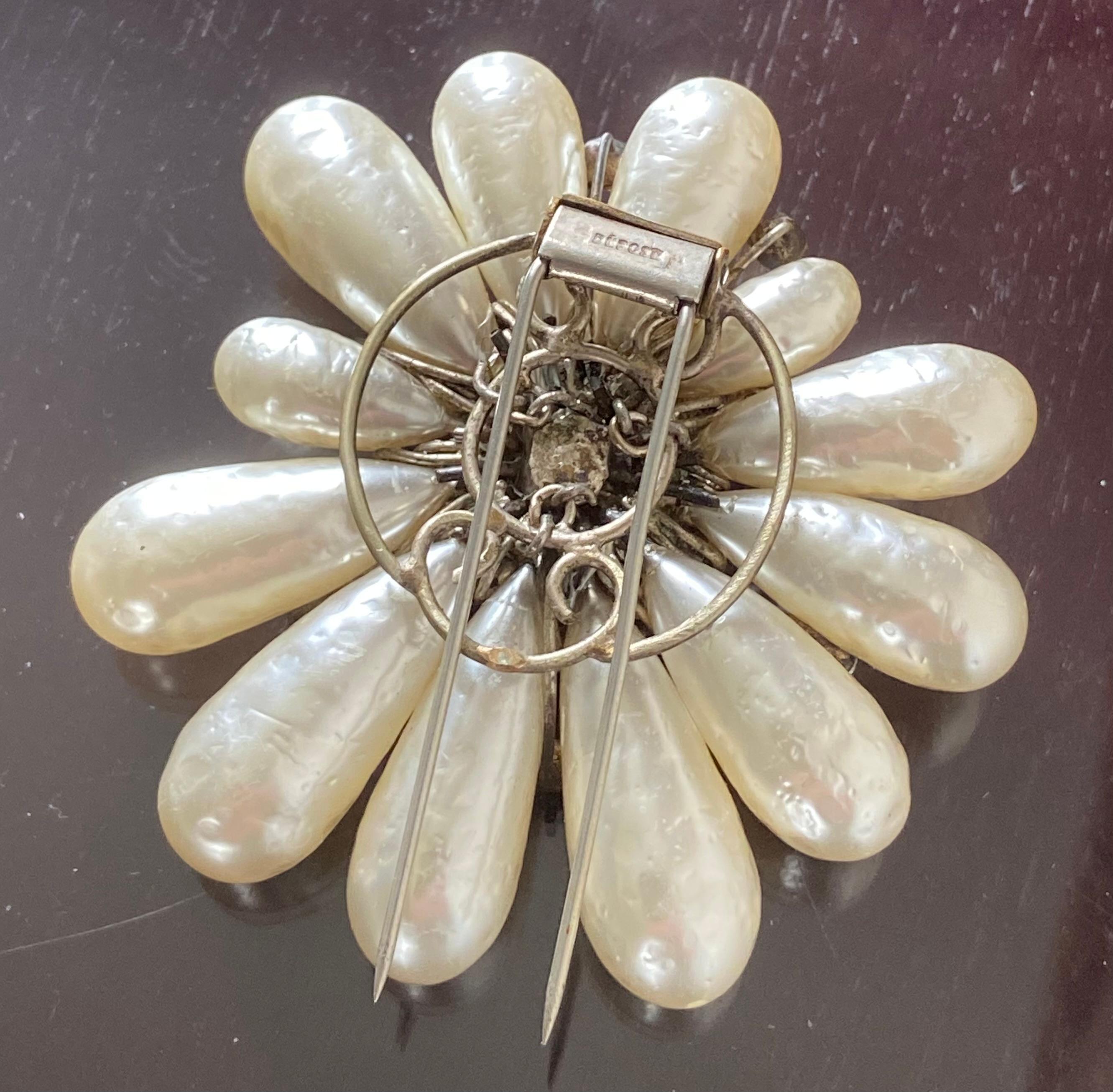Femenino o masculino Chanel Costura Francesa Broche de perlas Gripoix en venta