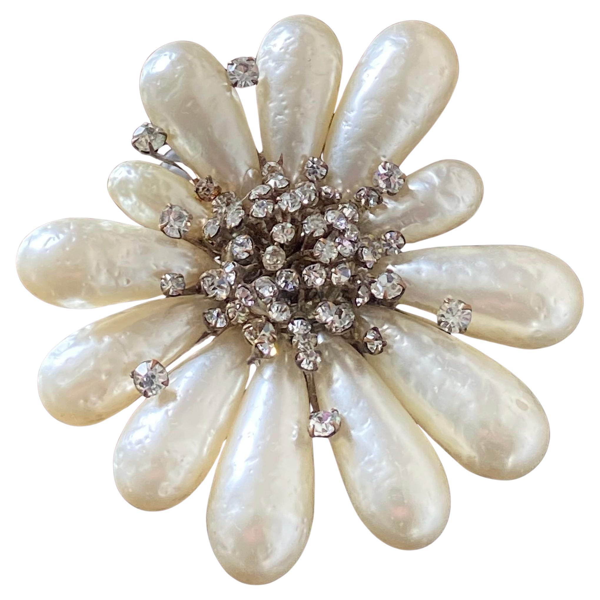 Chanel Costura Francesa Broche de perlas Gripoix en venta