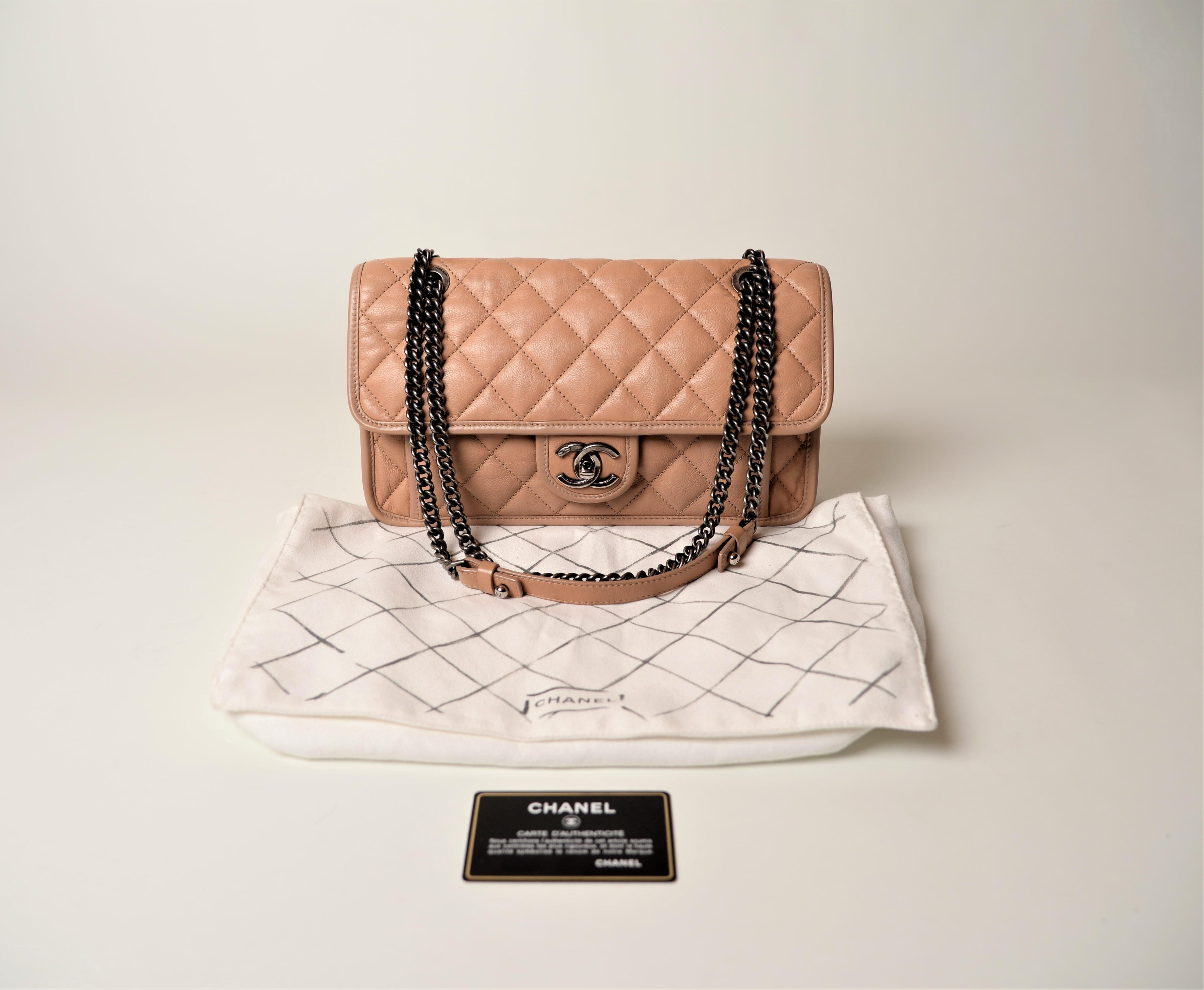 Aus der Kollektion von SAVINETI bieten wir diese Chanel French Riviera Tasche an: 
-	Marke: Chanel
-	Modell: Französische Riviera
-	Jahr: 2015-2016
-	Code: 21107572
-	Zustand: Gut 
-	Materialien: Lammleder
-	Extras: Original Staubbeutel &