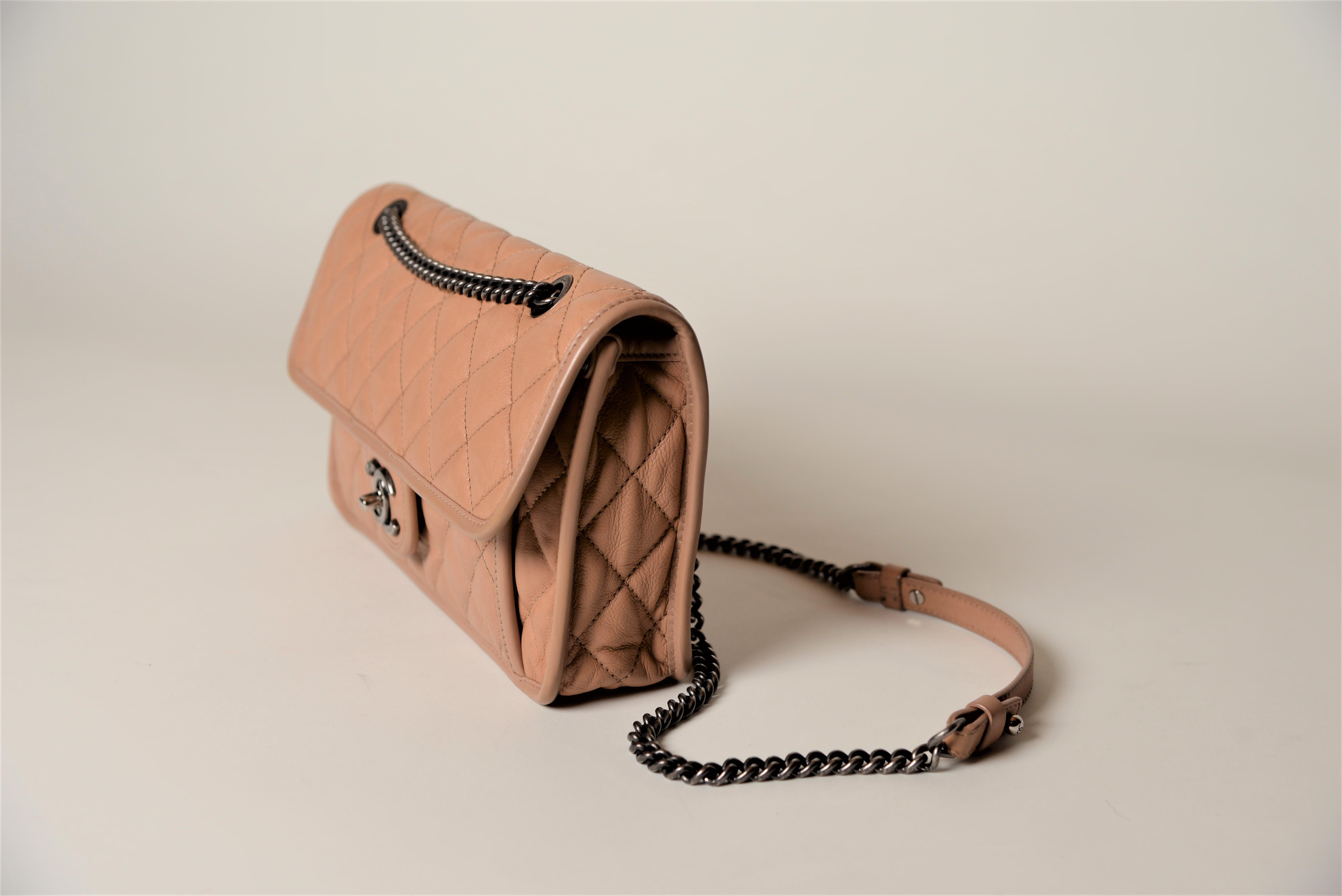 Chanel Französisch Riviera Klappe Tasche gesteppt dunkel Beige im Zustand „Gut“ in Roosendaal, NL