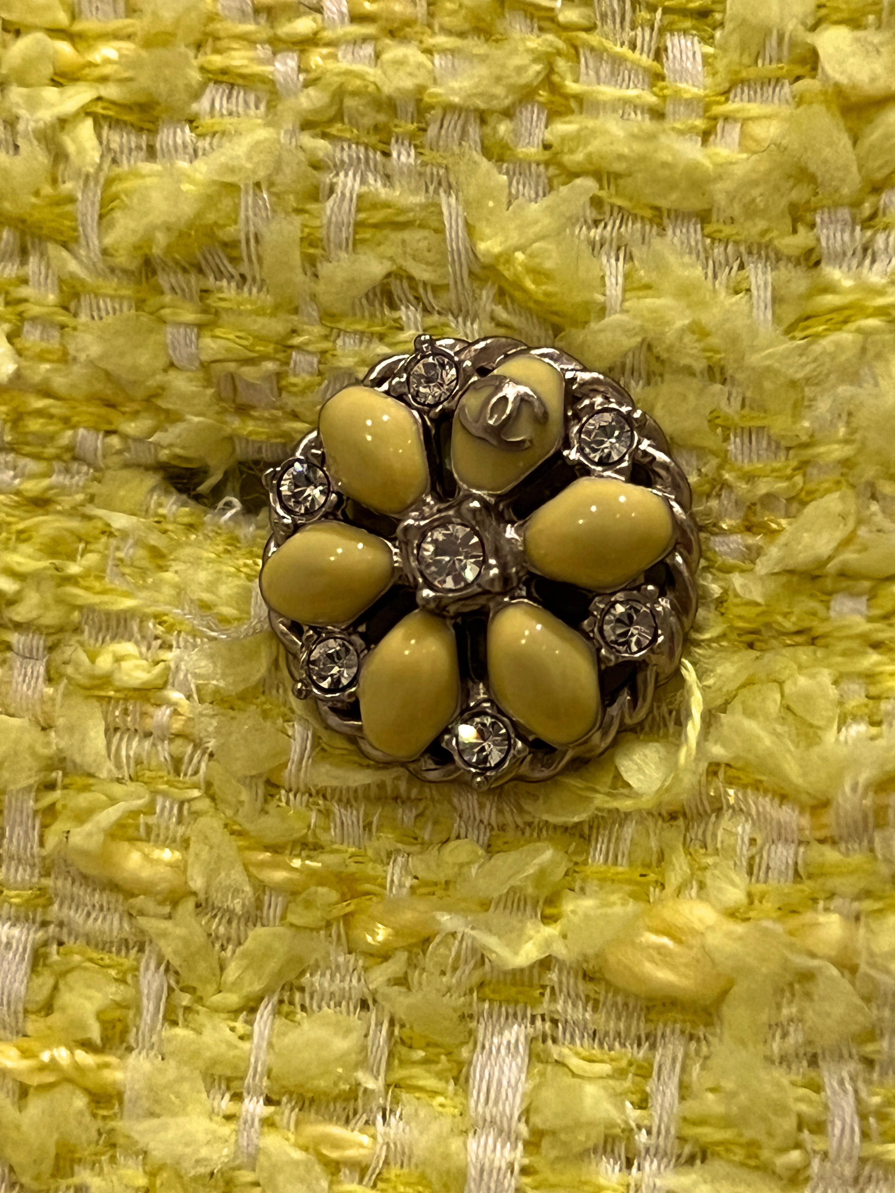 Chanel - French Riviera - Robe en tweed à boutons en forme de bijoux en vente 7