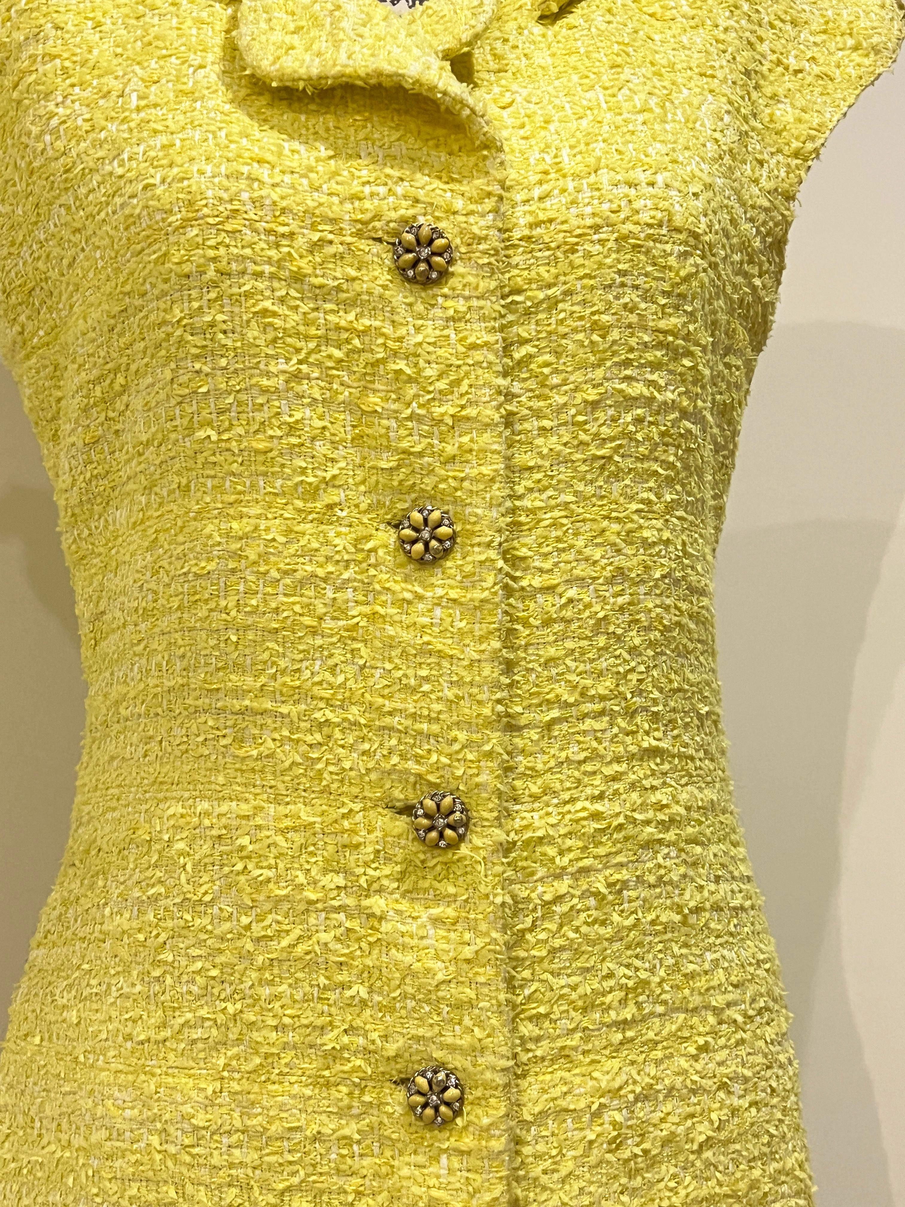 Chanel - French Riviera - Robe en tweed à boutons en forme de bijoux en vente 1
