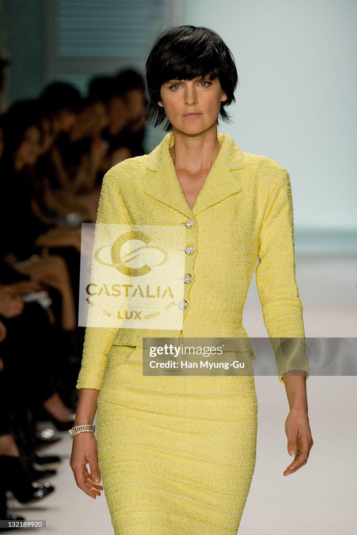 Chanel French Riviera Lavender Tweed Jacket with CC Gripoix Buttons 36 FR Púrpura en venta